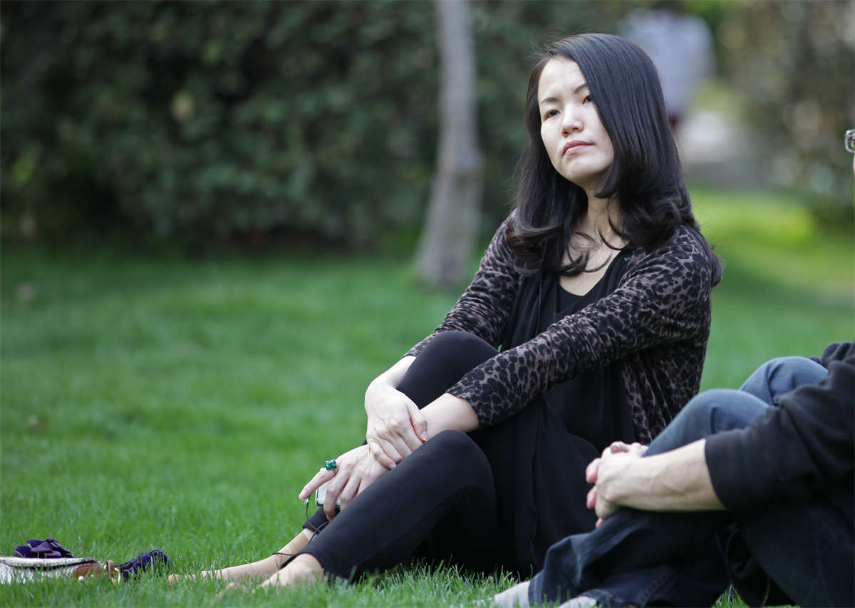 图片[2]-踏青公园街拍系列No.225 2组静谧的草地短肉丝，第2组有惊喜-日更街拍