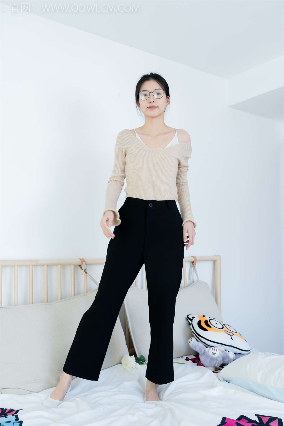 物恋传媒 NO.2290 茯苓-板鞋、皮鞋、白船袜、黑棉袜、皮筋绑脚老头乐挠脚剧情-日更街拍