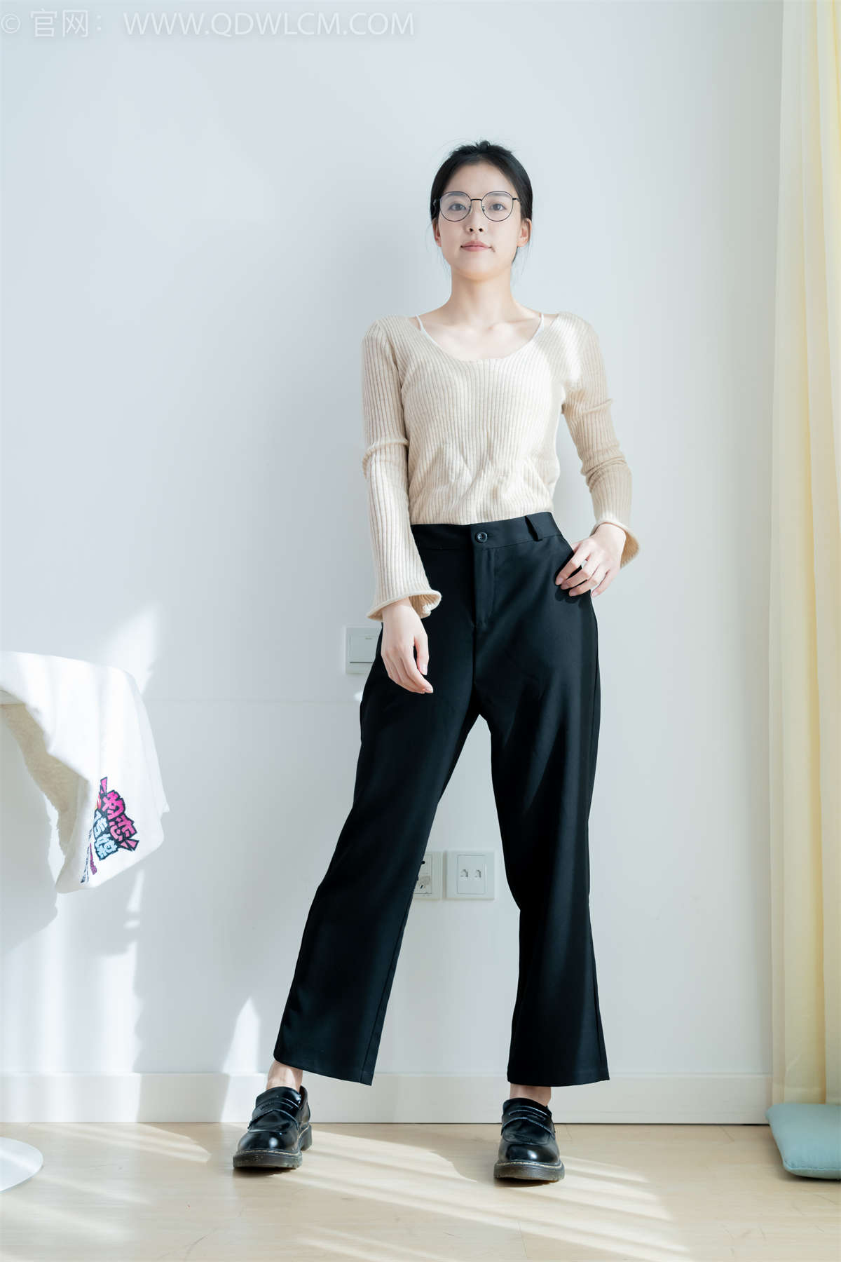 图片[2]-物恋传媒 NO.2290 茯苓-板鞋、皮鞋、白船袜、黑棉袜、皮筋绑脚老头乐挠脚剧情-日更街拍