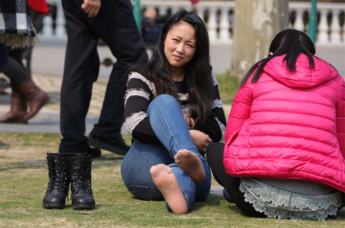 图片[2]-踏青公园街拍系列No.226 MM牛仔裤下的肉丝，欢快地上下翻飞-日更街拍