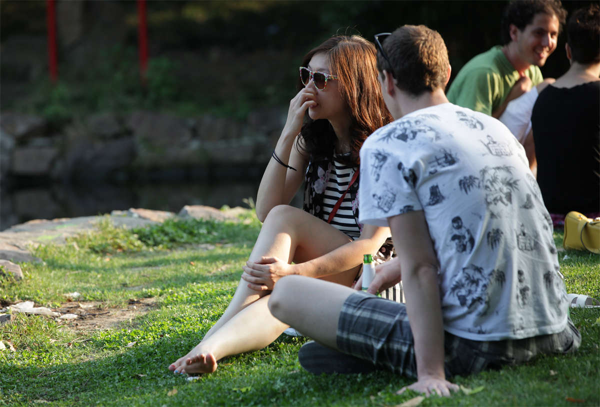 图片[2]-踏青公园街拍系列No.546 小河边的精致美足开餐-日更街拍