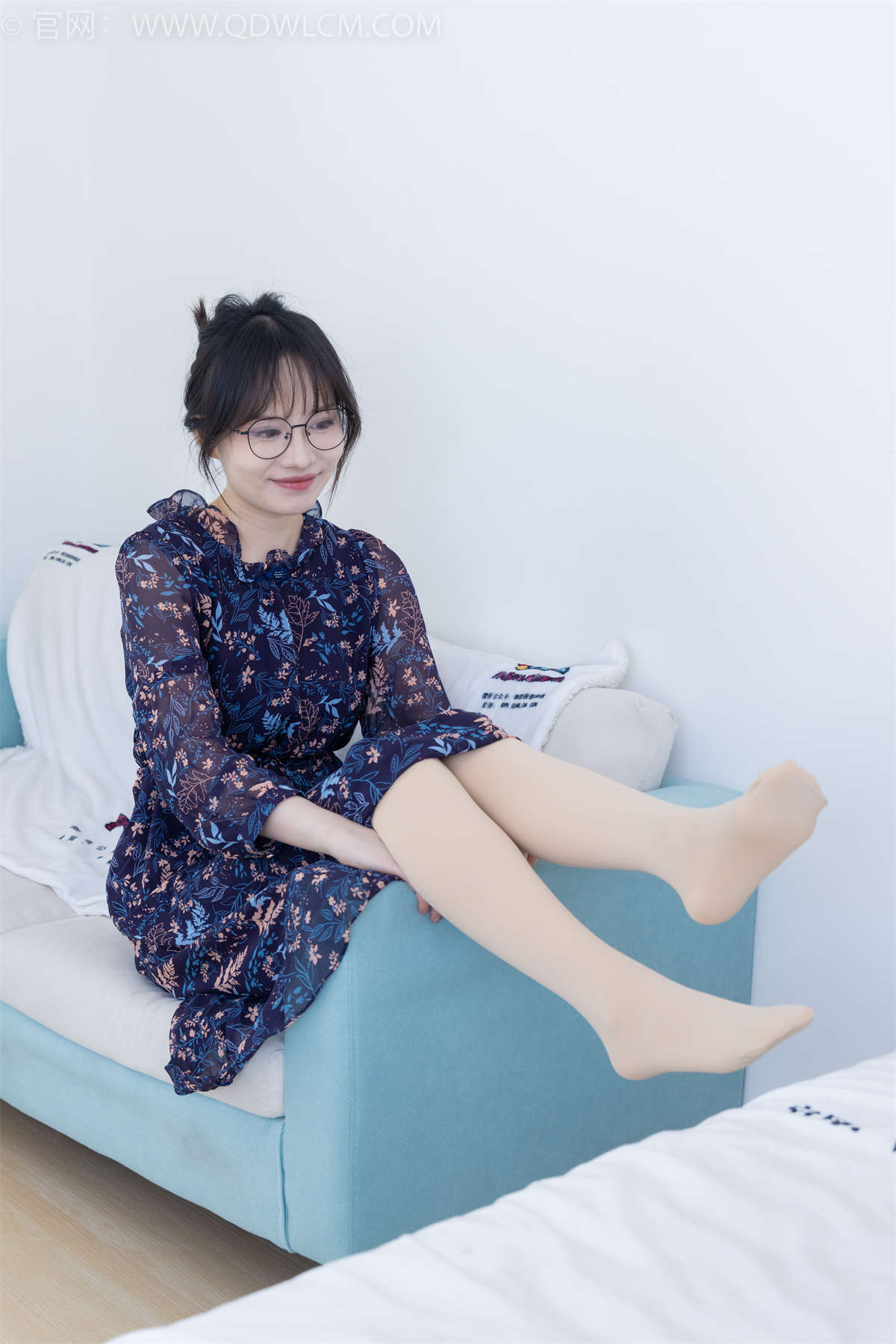 物恋传媒 NO.2292 小酒-短靴、厚肉丝、踩小蛋糕剧情（盲盒1）-日更街拍