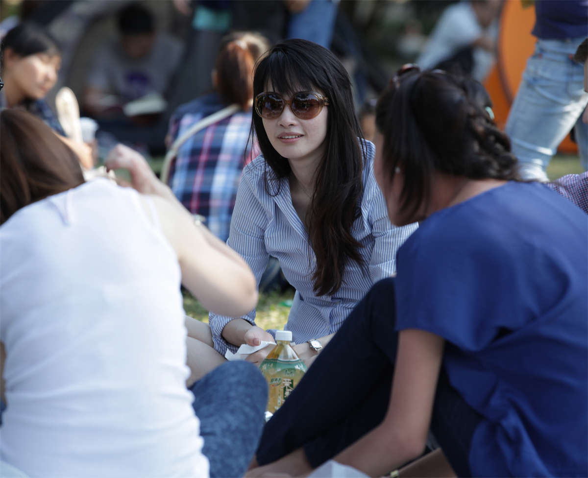 图片[2]-踏青公园街拍系列No.547 小脸蛋MM的红润足底-日更街拍