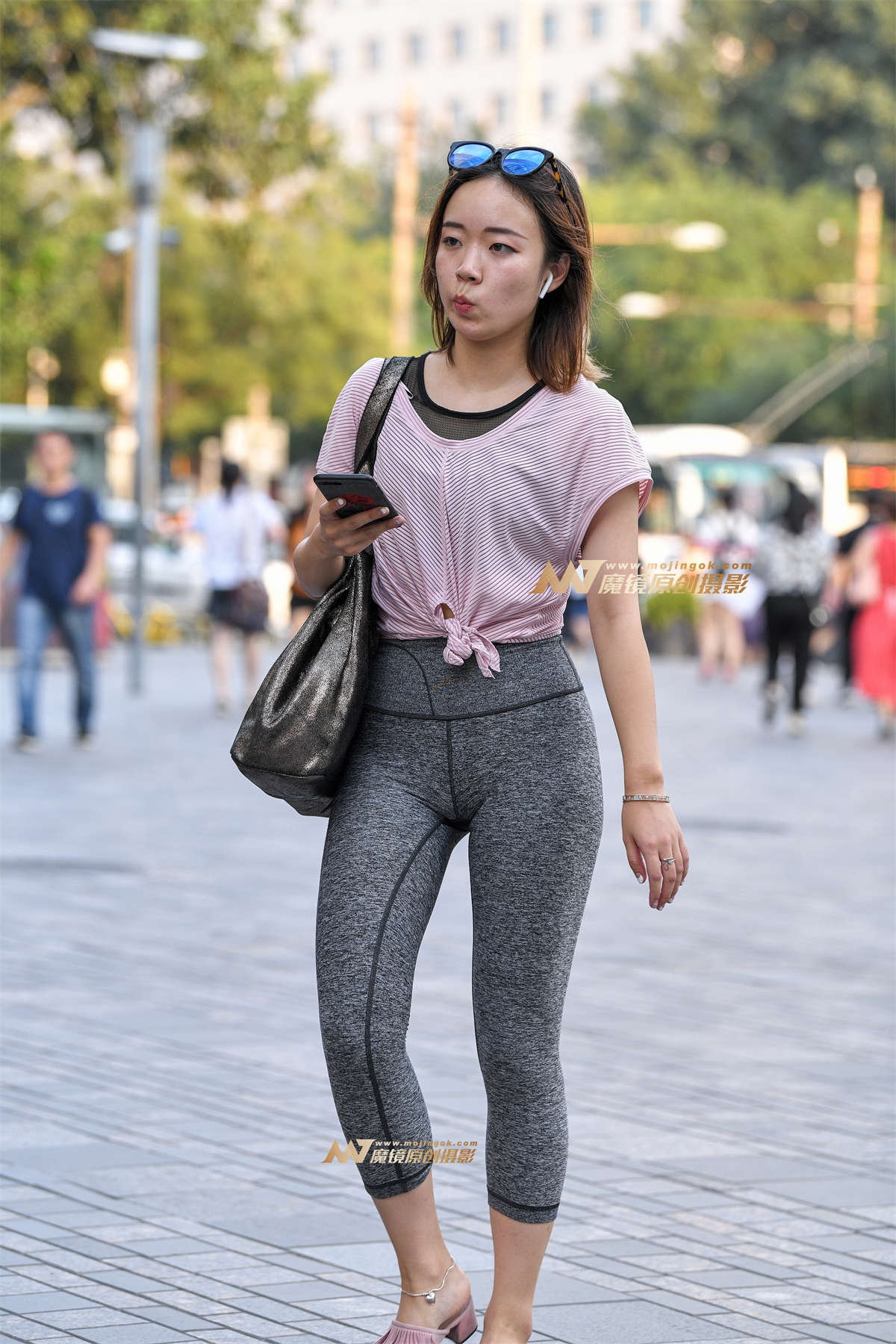 【久久赛帖】灰色紧身瑜伽裤少妇-日更街拍