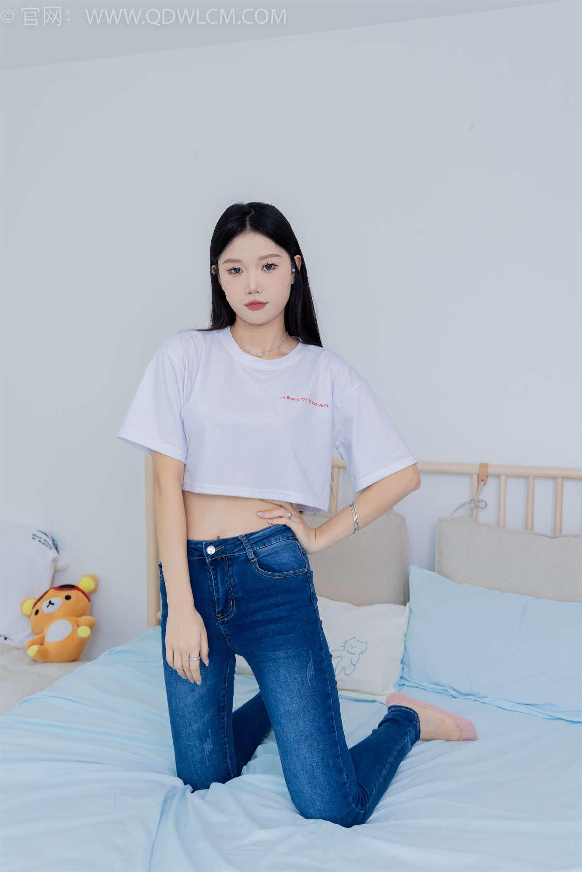 物恋传媒 NO.2293 小竹-匡威帆布鞋、粉色船袜、肚子疼揉肚子剧情（盲盒2）-日更街拍