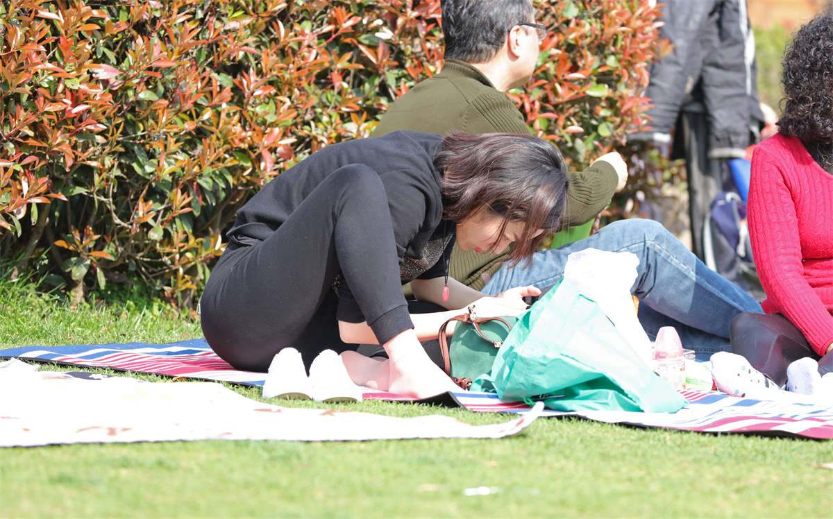 图片[2]-踏青公园街拍系列No.228 爱穿肉丝的少妇两年后再出场，人更优雅脚更幼滑-日更街拍