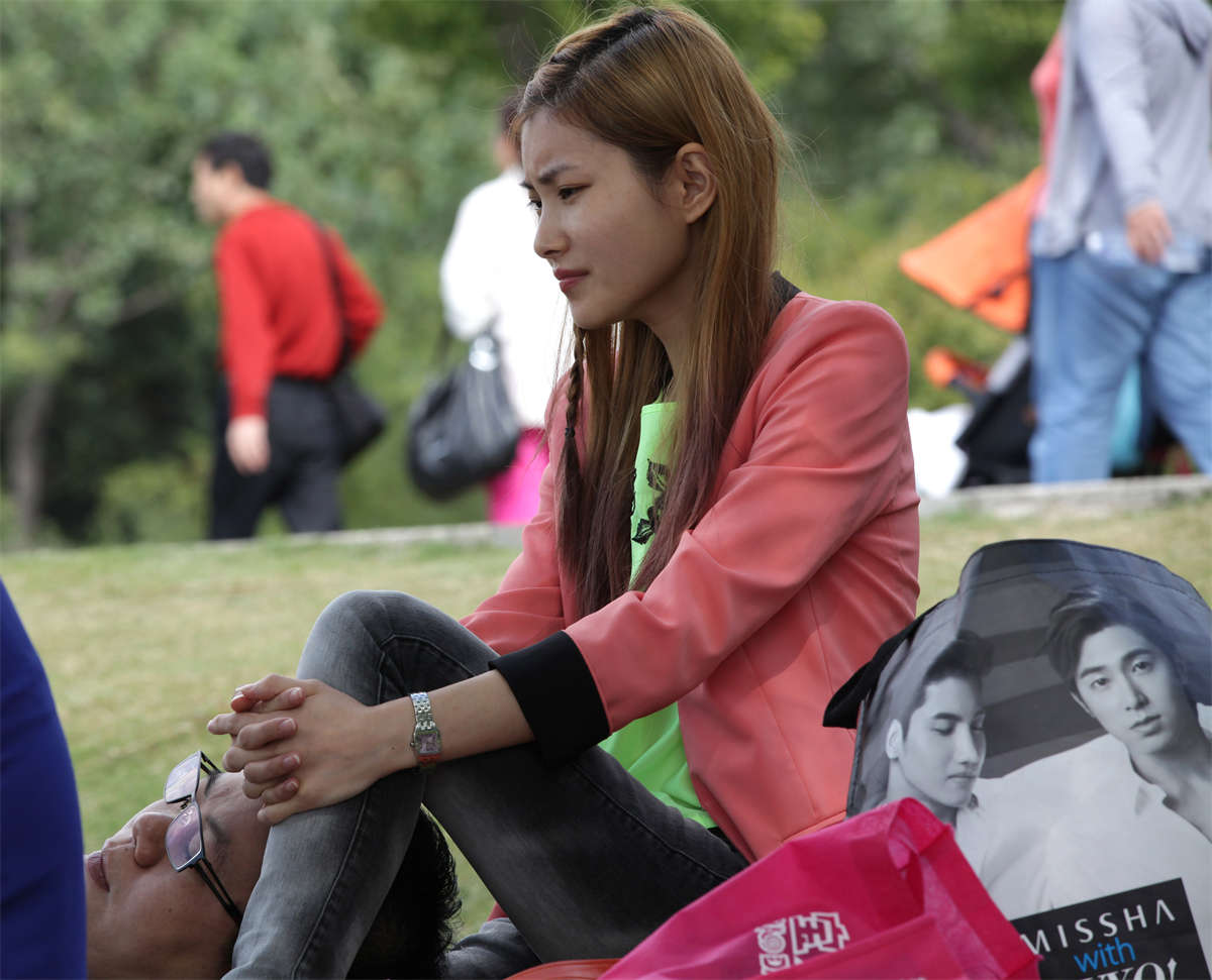 图片[2]-踏青公园街拍系列No.548 小鸟依人型MM让人激起一探究意的欲望-日更街拍