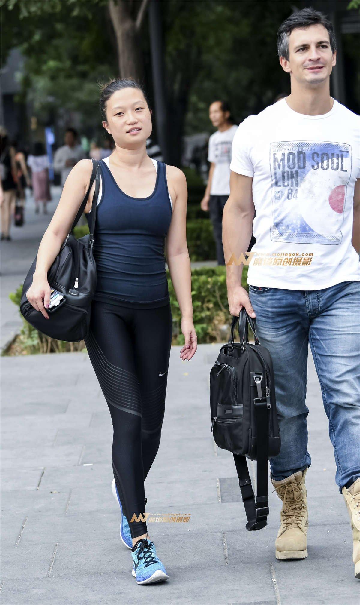 穿健美裤的少妇性感抚媚-日更街拍