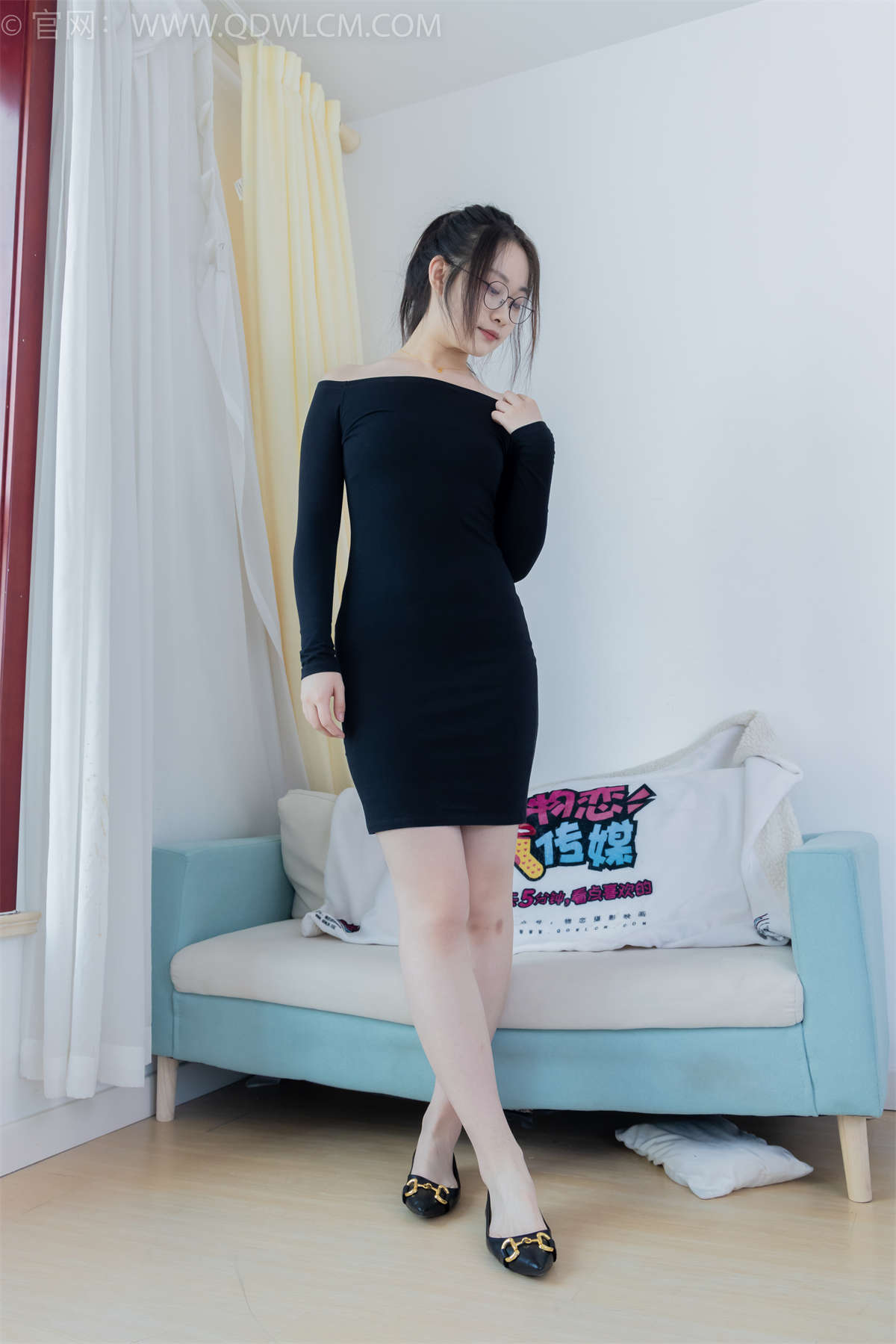 物恋传媒 NO.2294 小新-平底鞋、厚黑丝、裸足（盲盒3）-日更街拍