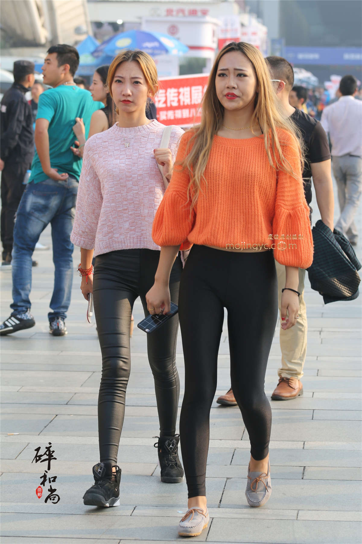 图片[2]-（车展外场）两个黑紧身（30P）-日更街拍