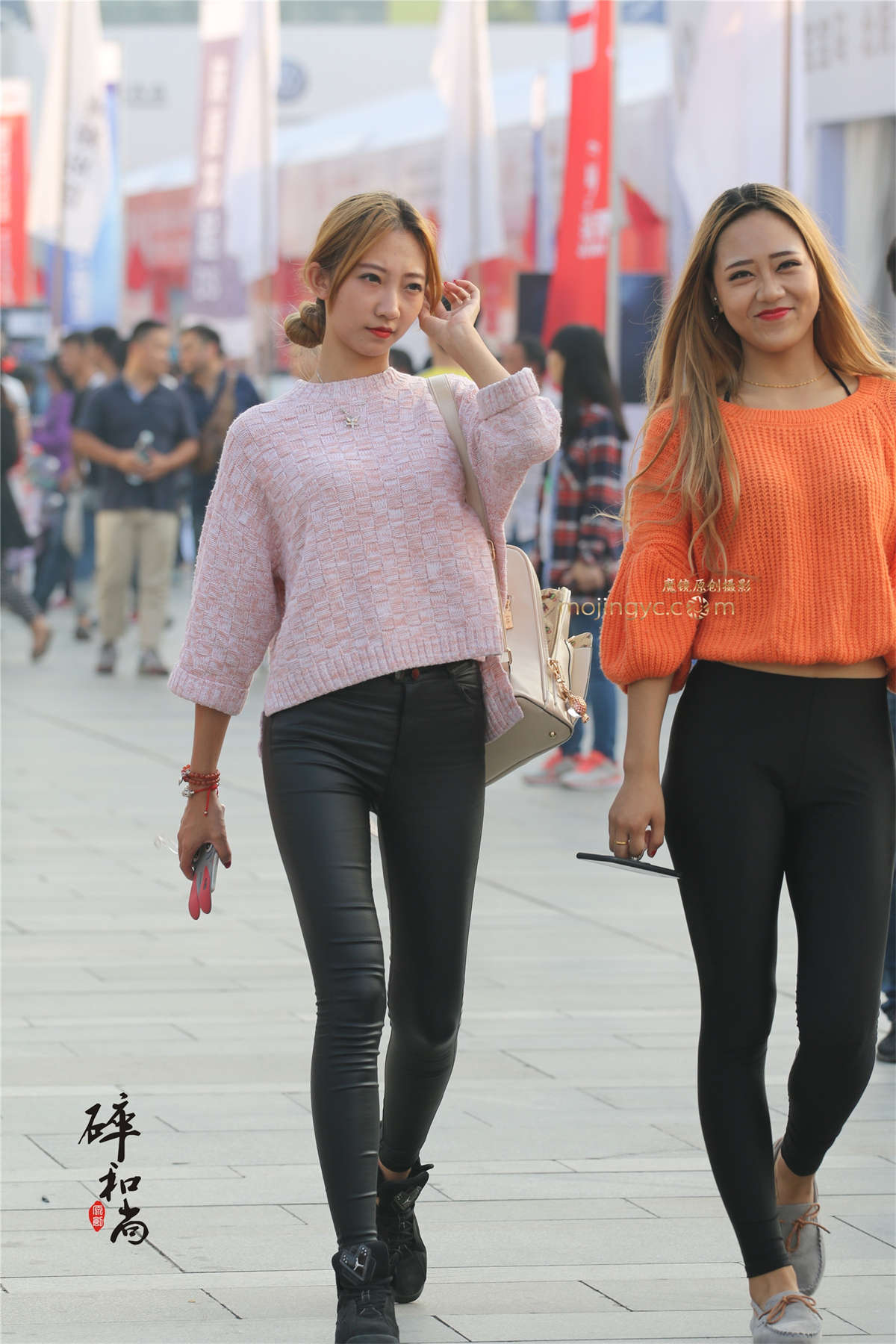 （车展外场）两个黑紧身（30P）-日更街拍