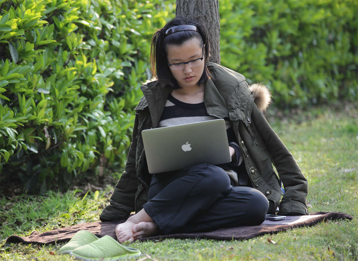 图片[2]-踏青公园街拍系列No.549 小树下静谧的学生美足-日更街拍