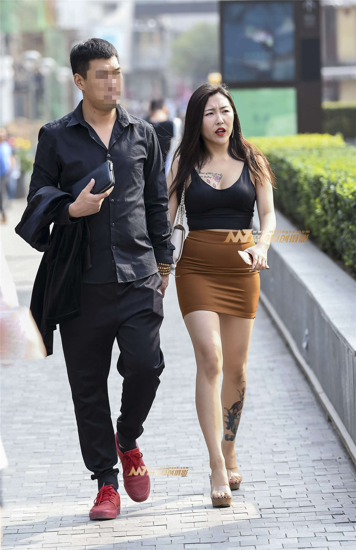 吊带美胸包裙紧绷图显美臀迷人-日更街拍