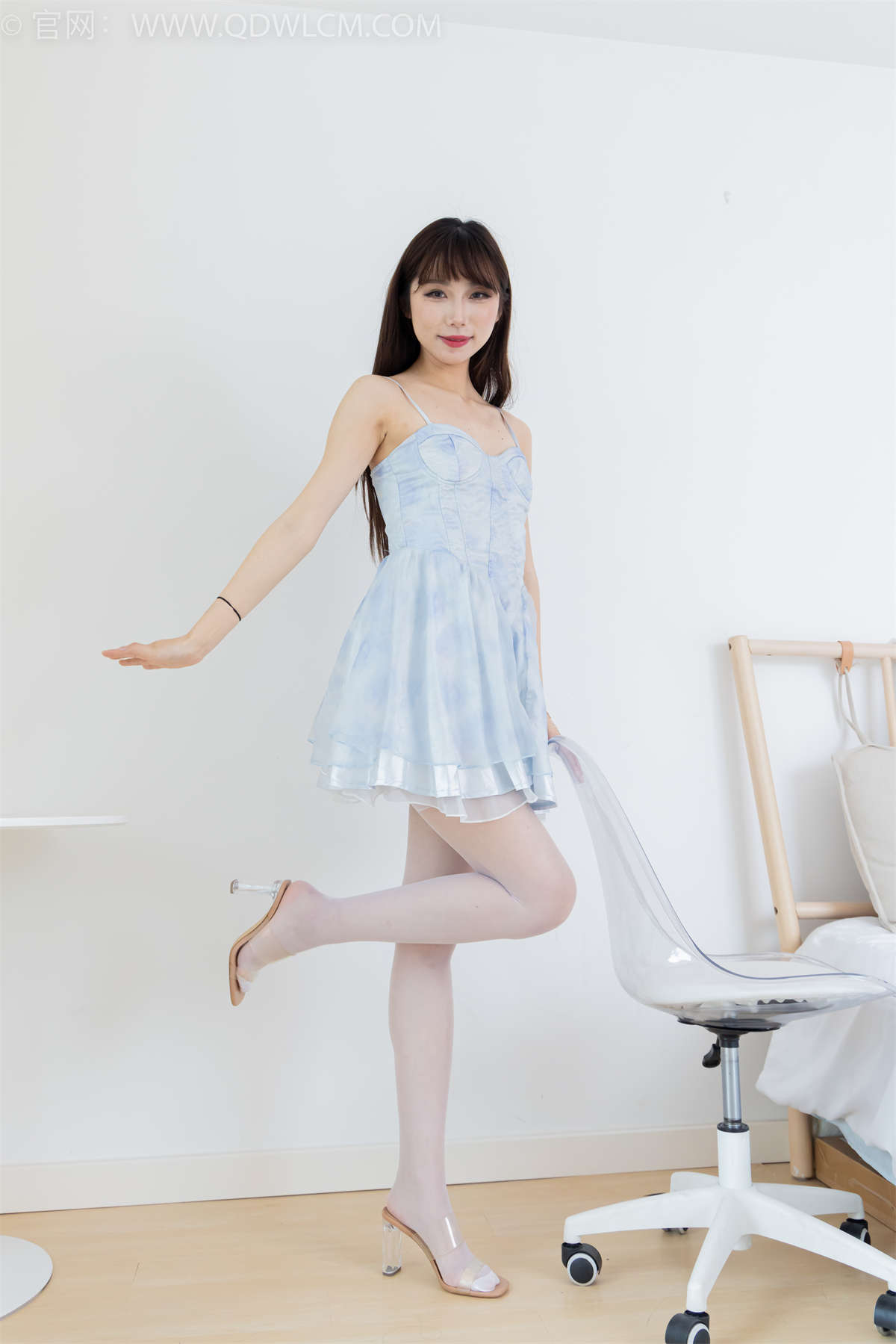 图片[2]-物恋传媒 NO.2295 泡泡-高跟鞋、薄白丝（脚尖加固款）、裸足-日更街拍