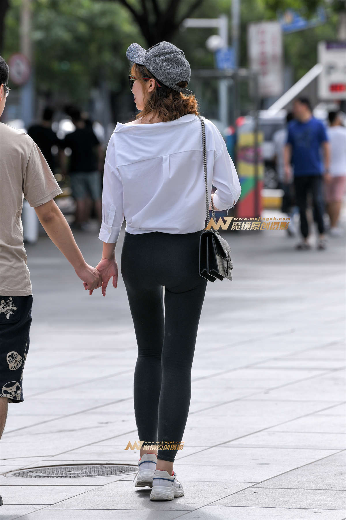 图片[2]-【久久赛帖】紧身黑裤戴帽美女-日更街拍