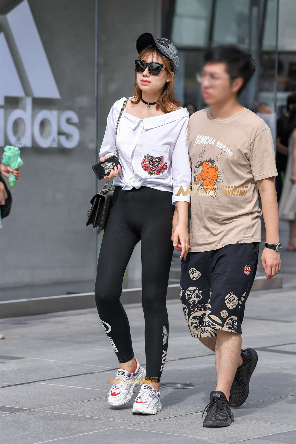 【久久赛帖】紧身黑裤戴帽美女-日更街拍