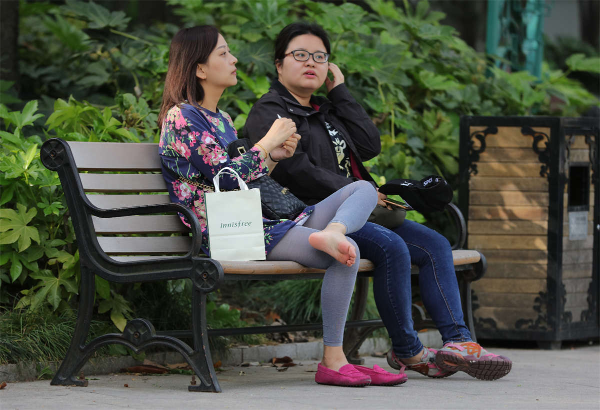 踏青公园街拍系列No.230 傲娇少妇翘腿上坐气场十足，白里透红的性感足底请君笑纳-日更街拍