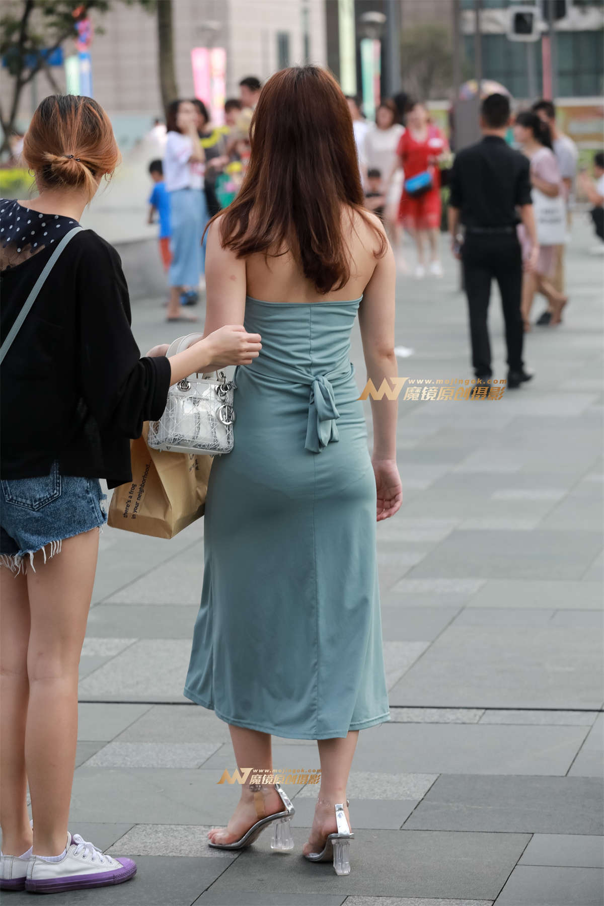 图片[2]-【凯恩赛帖】性感长裙 丰满女人味-日更街拍