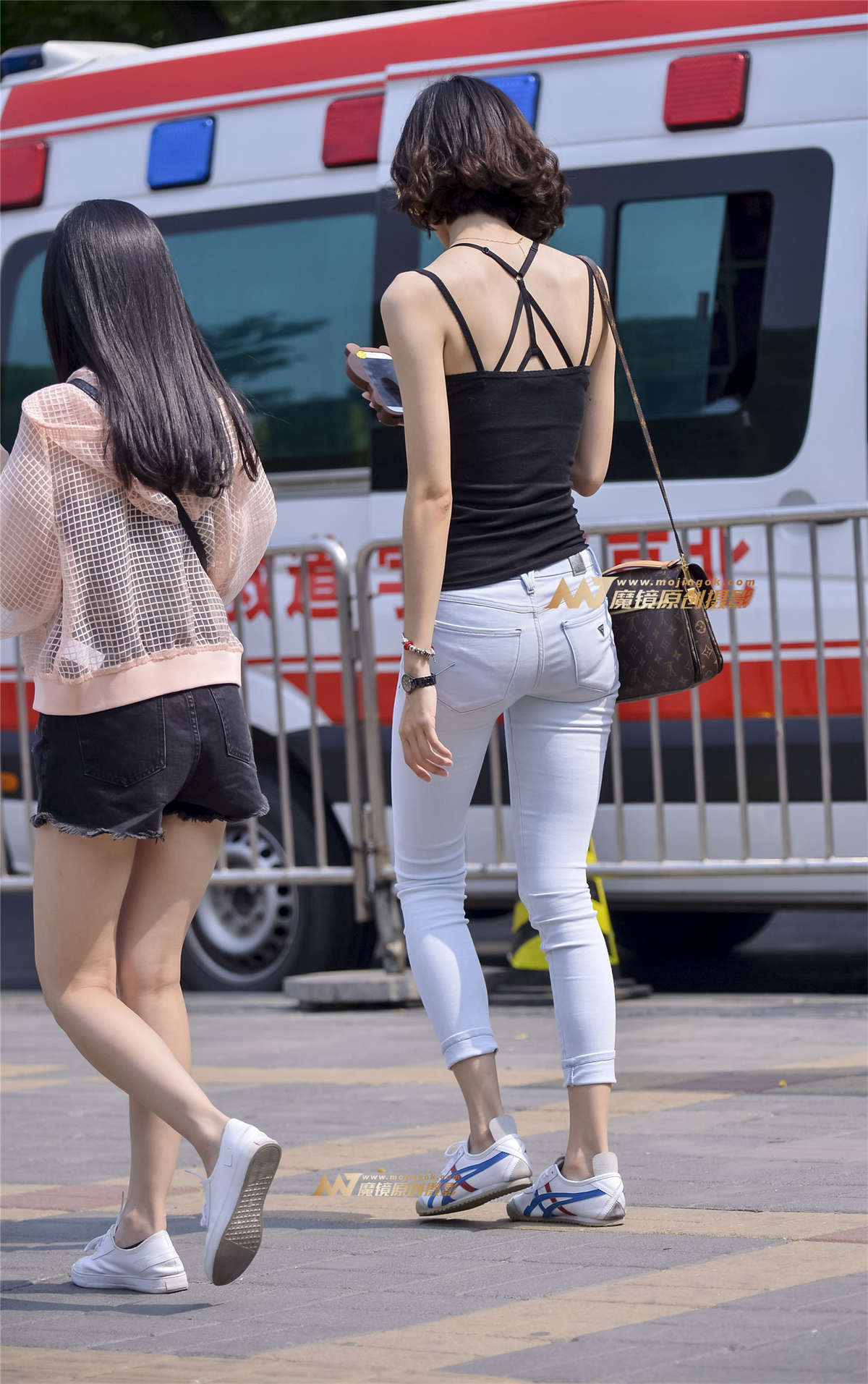 图片[2]-吊带衫紧牛仔包出性感魔鬼身材-日更街拍