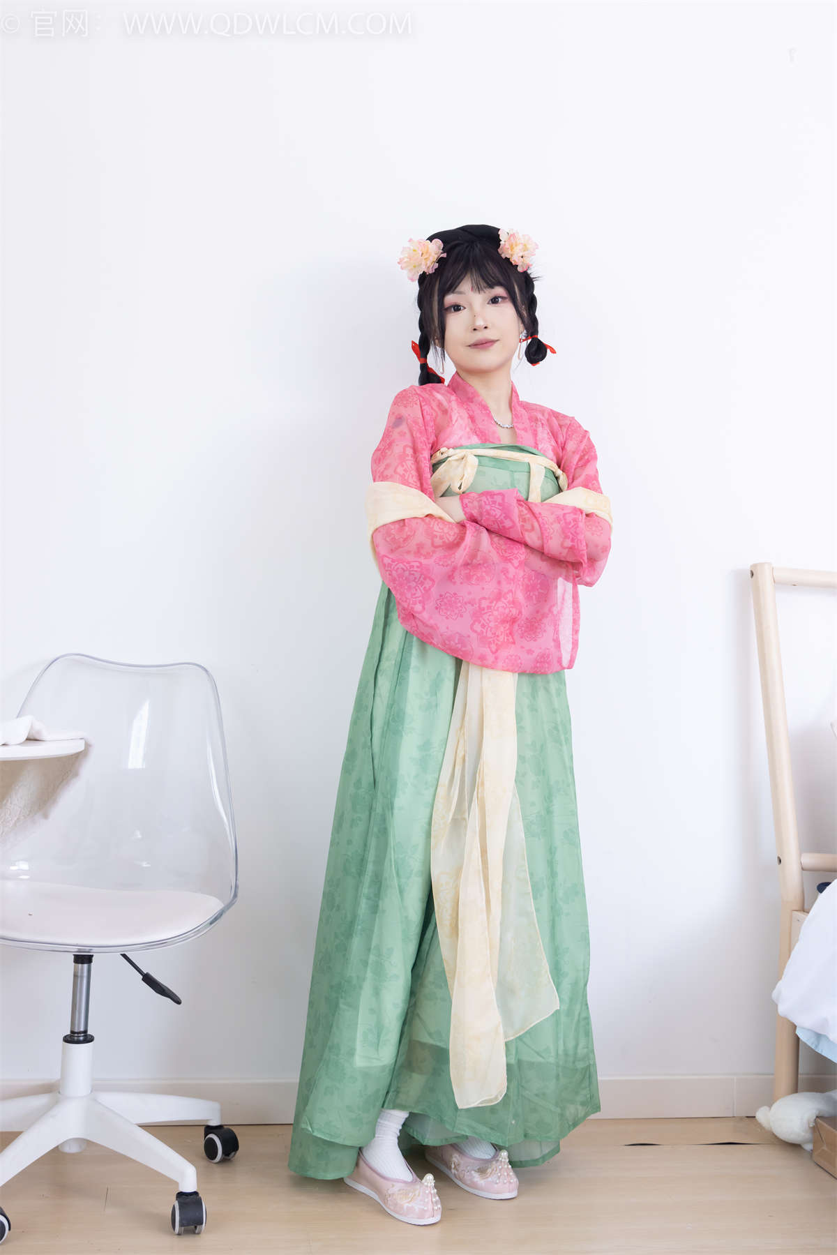 物恋传媒 NO.2297 嘟嘟-布鞋、白棉袜、古装、半脱袜子剧情-日更街拍