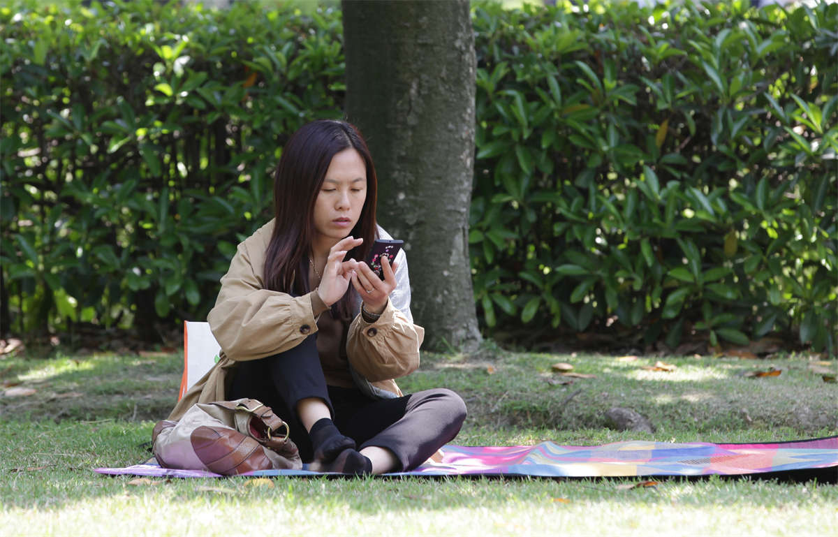 踏青公园街拍系列No.551 校园女孩的黑丝足就是有种不一样的感觉-日更街拍