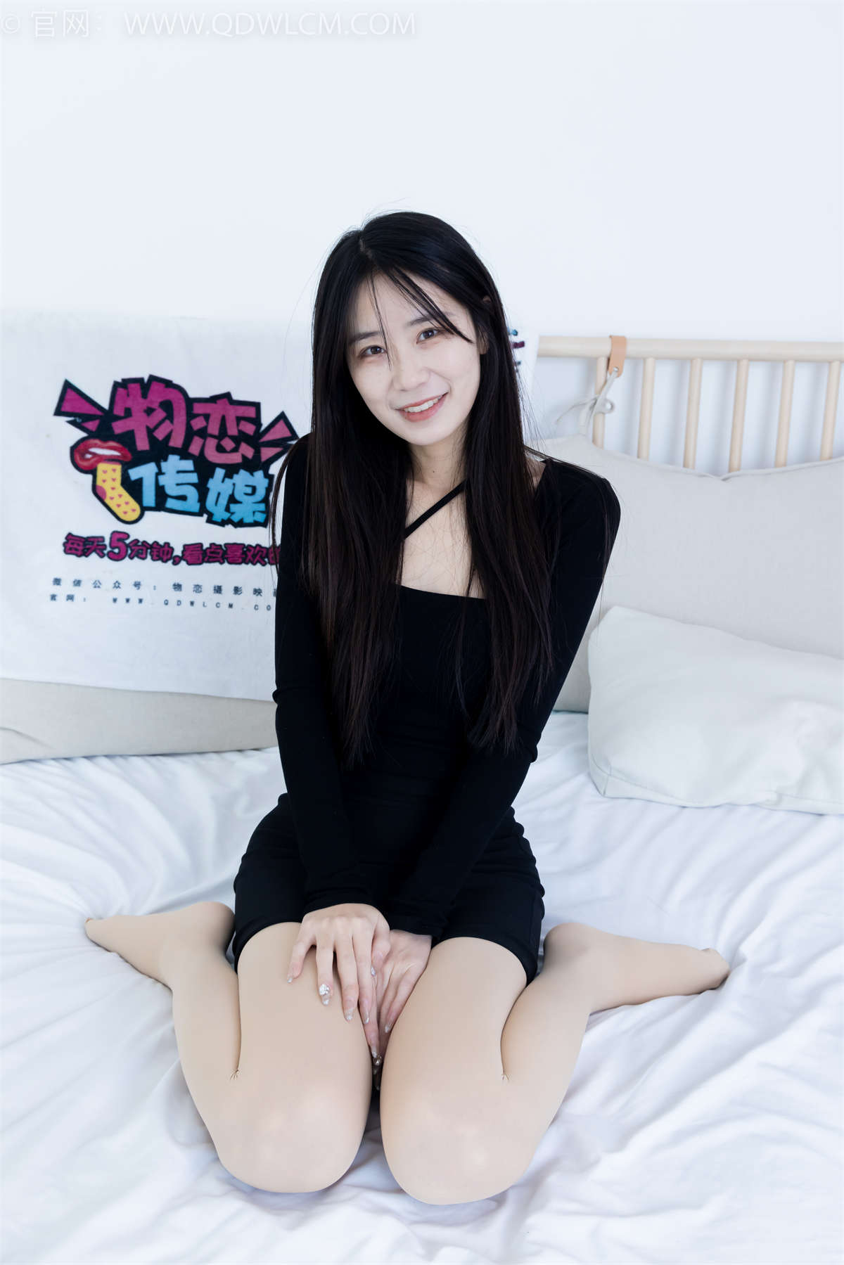 物恋传媒 NO.2298 菜菜-高跟鞋、厚肉丝、肚子痛揉肚子剧情-日更街拍