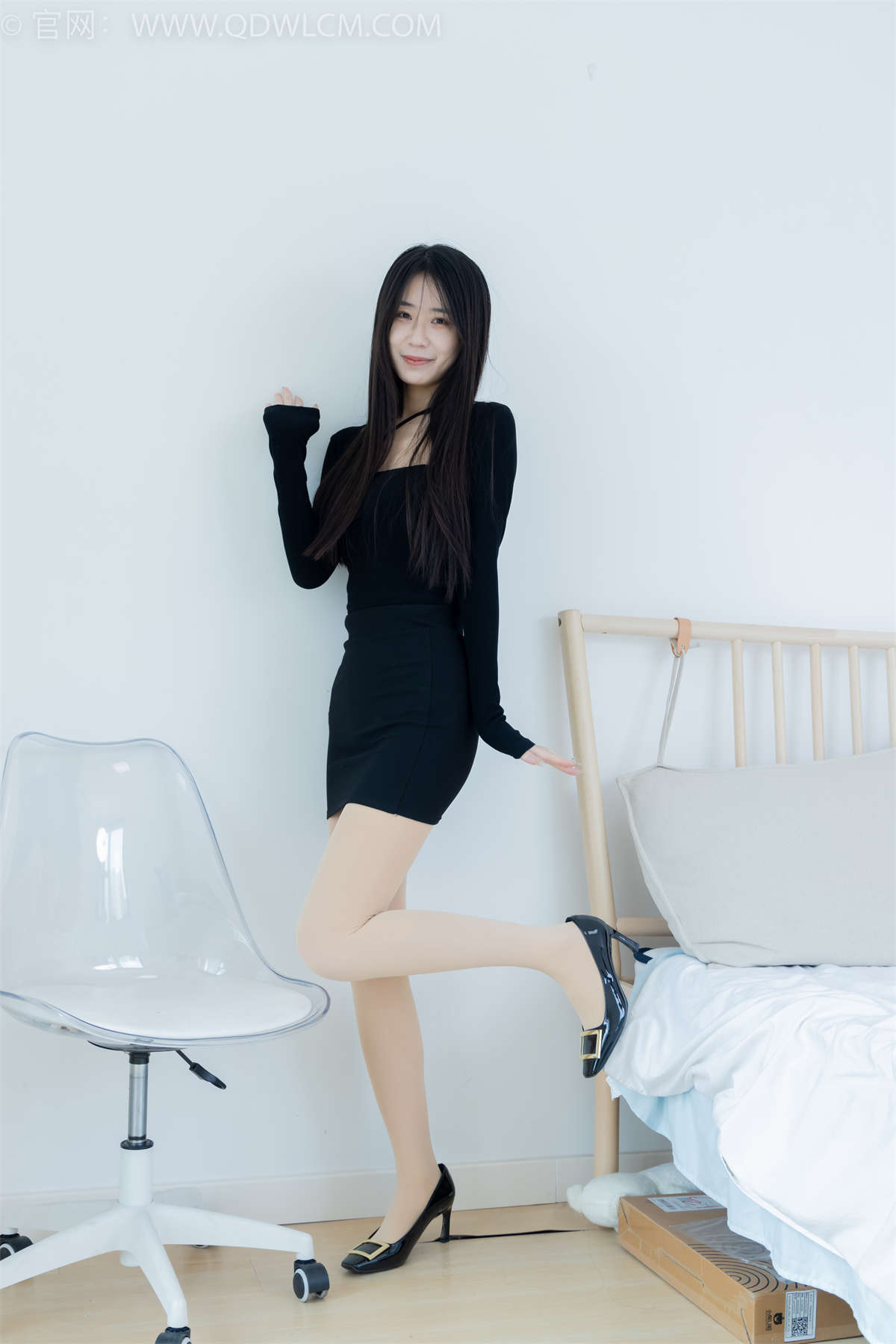 图片[2]-物恋传媒 NO.2298 菜菜-高跟鞋、厚肉丝、肚子痛揉肚子剧情-日更街拍