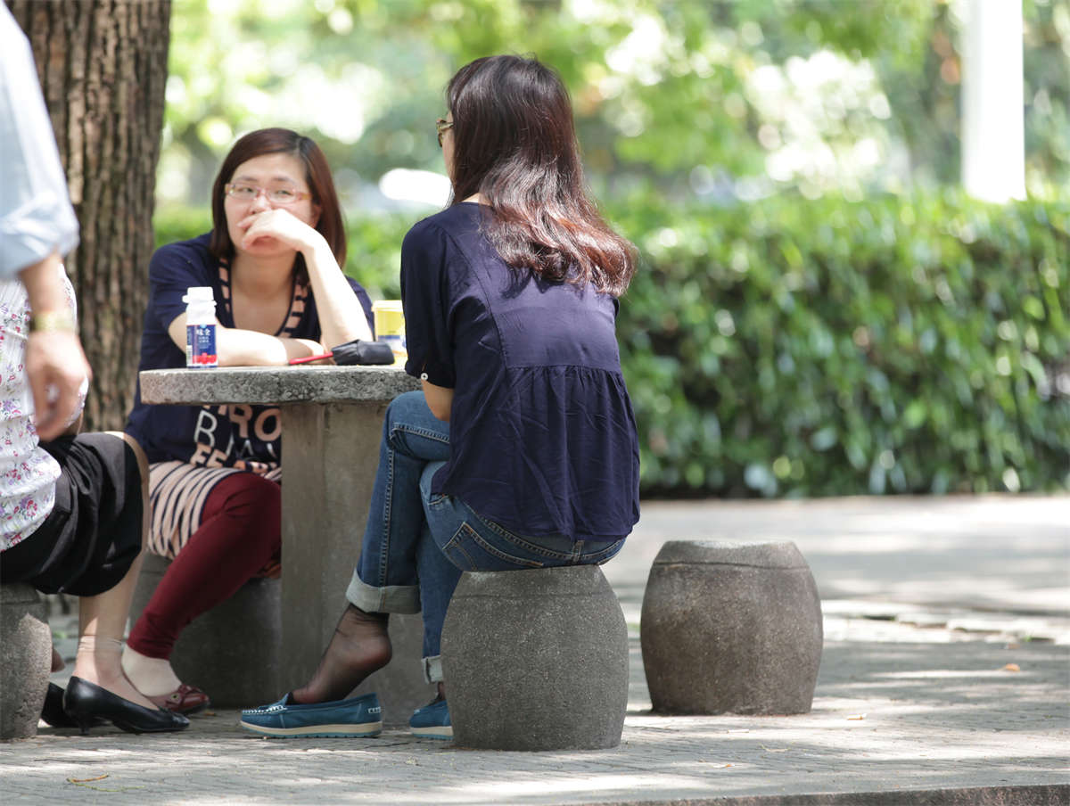 图片[2]-踏青公园街拍系列No.552 鞋不知不觉掉了，应该是黑丝很滑吧-日更街拍