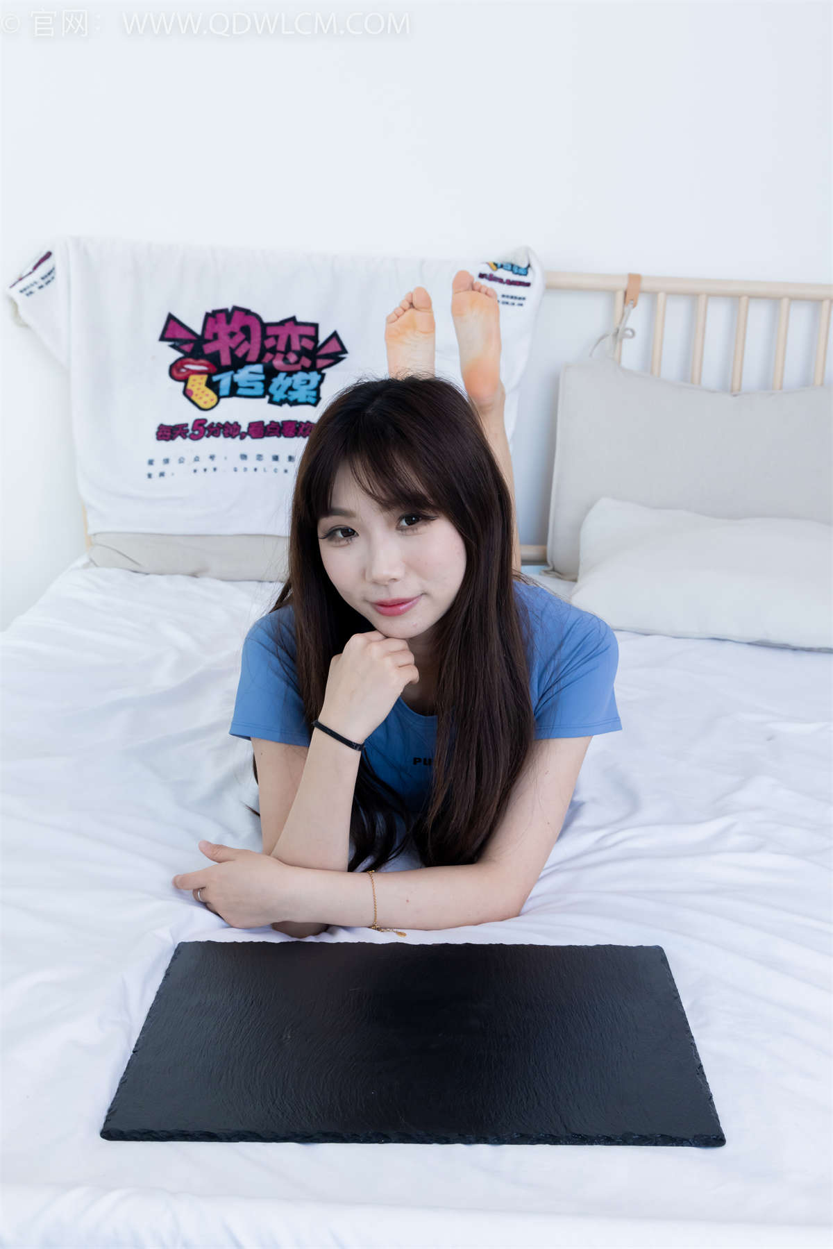 物恋传媒 NO.2299 泡泡-板鞋、白棉袜、裸足、裸足刀叉摆盘剧情-日更街拍