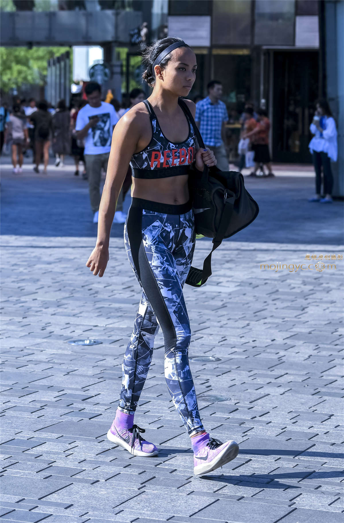 吊带胸衫紧绷健美裤包出性感魔鬼身材-日更街拍