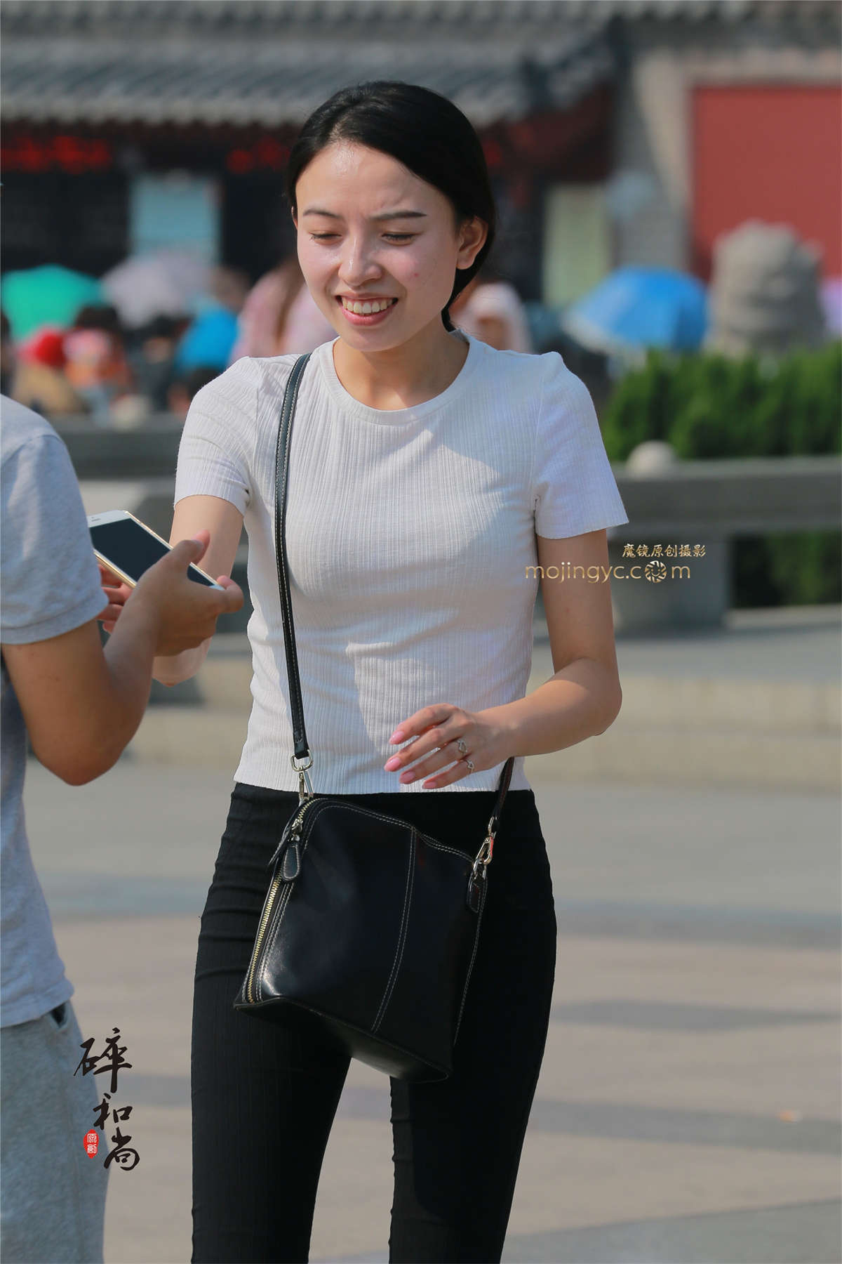 紧身黑裤有点翘（8P）-日更街拍