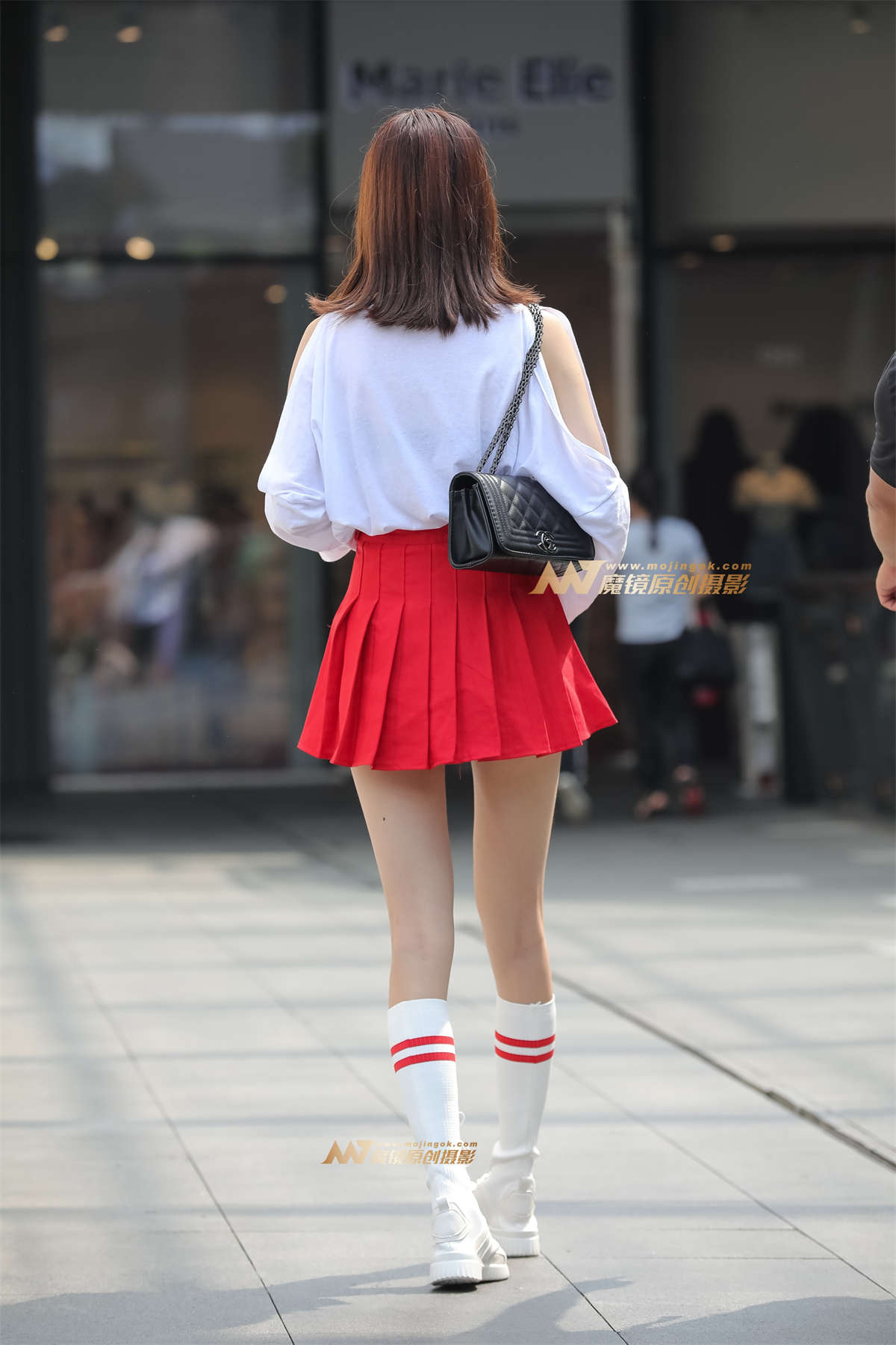 图片[2]-【凯恩赛帖】秀丽长腿女孩 性感的百褶裙-日更街拍