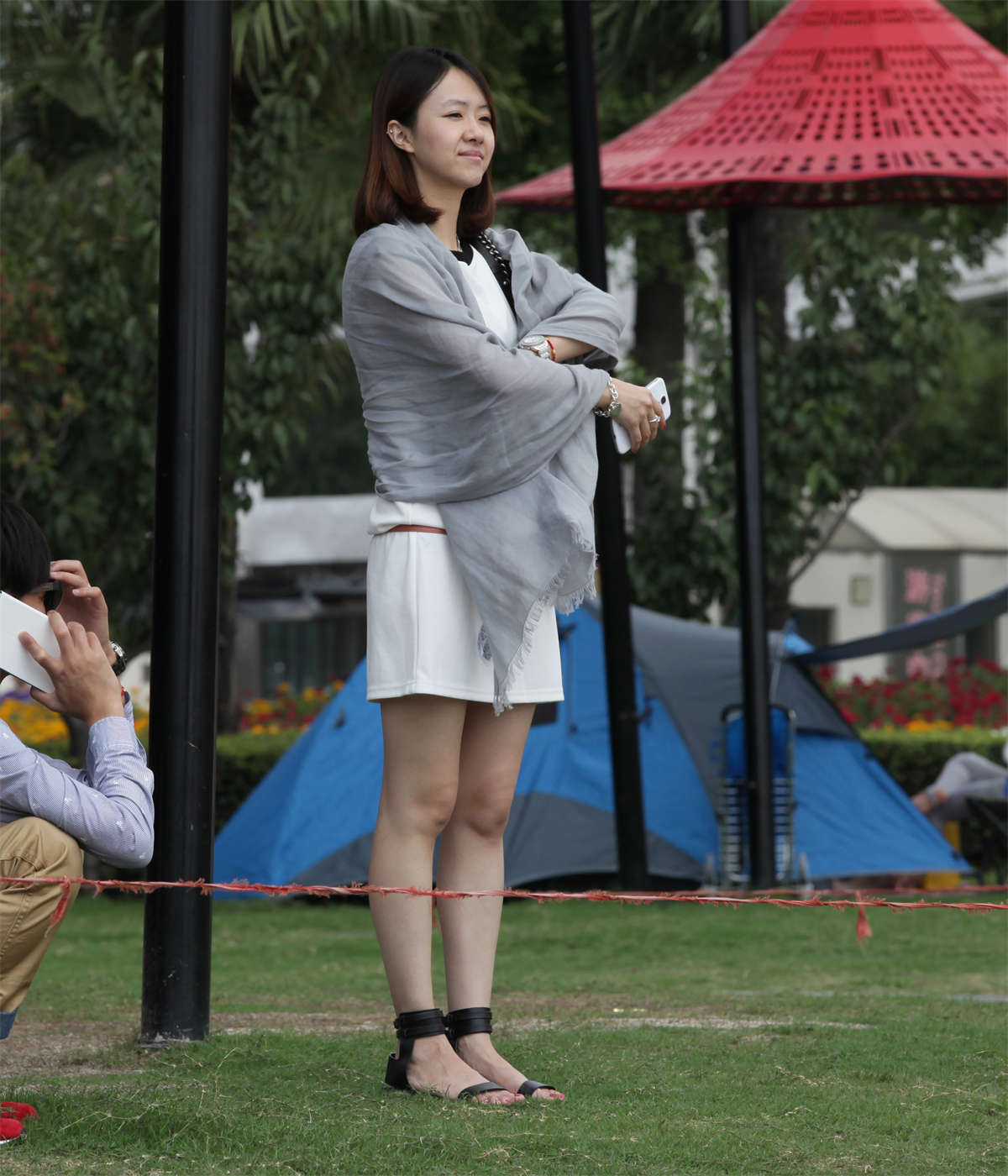 图片[2]-踏青公园街拍系列No.553 性感到极致的伴娘站足-日更街拍