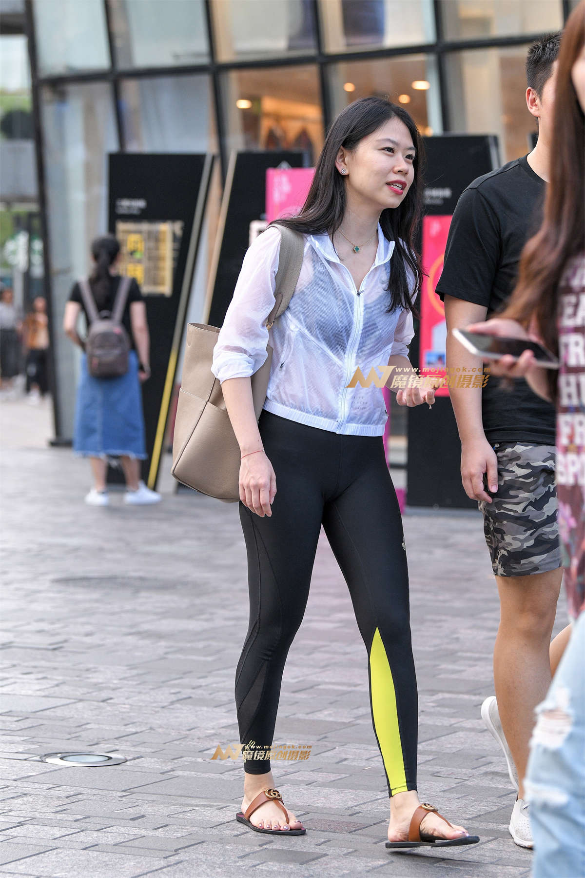 【久久赛帖】紧身运动裤少妇-日更街拍