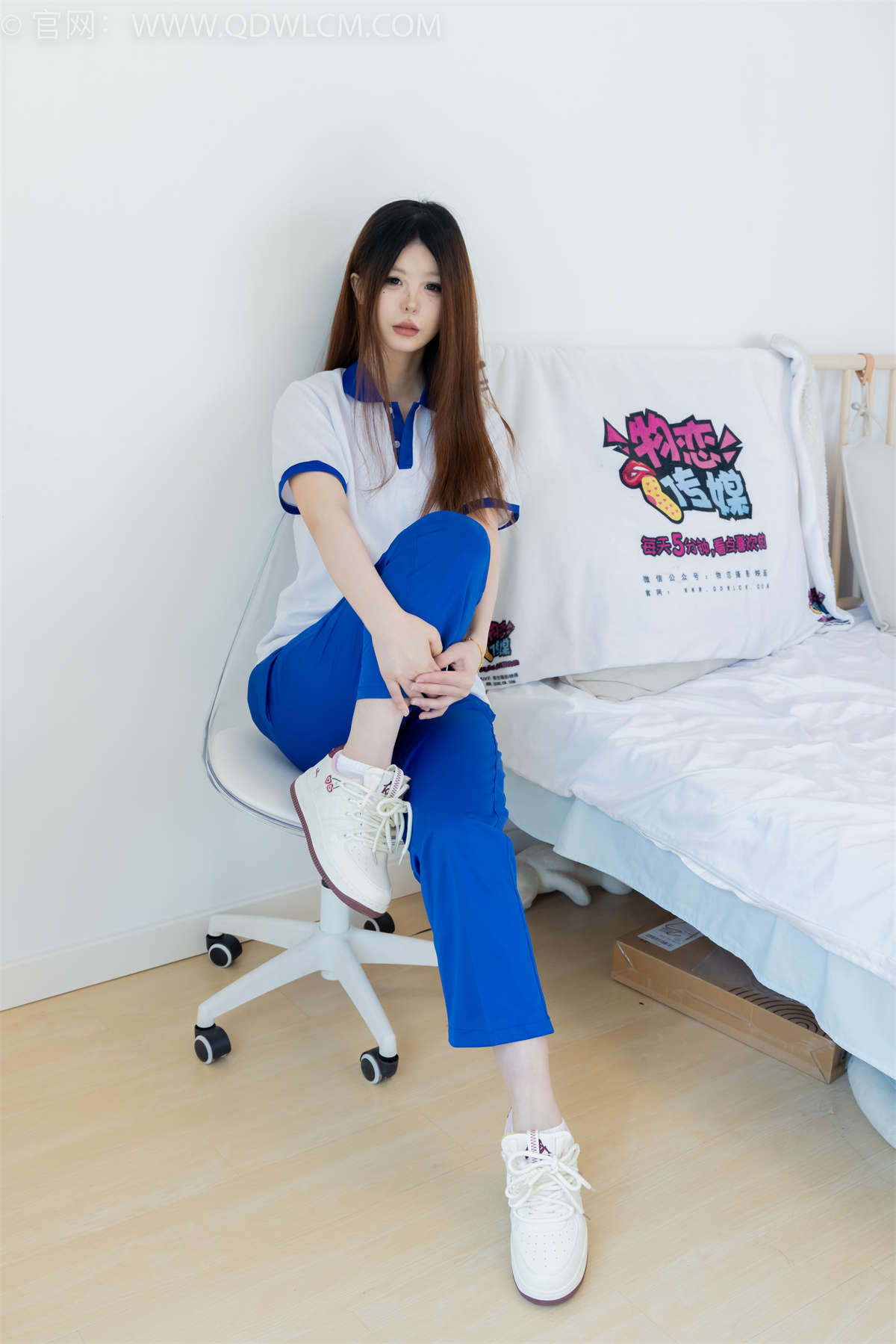 图片[2]-物恋传媒 NO.2301 曲奇-板鞋、白短棉袜、裸足、校服-日更街拍