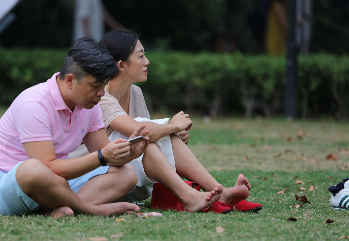 踏青公园街拍系列No.234 把淑女鞋踩在脚底，优雅的女人露出了光洁的足底-日更街拍