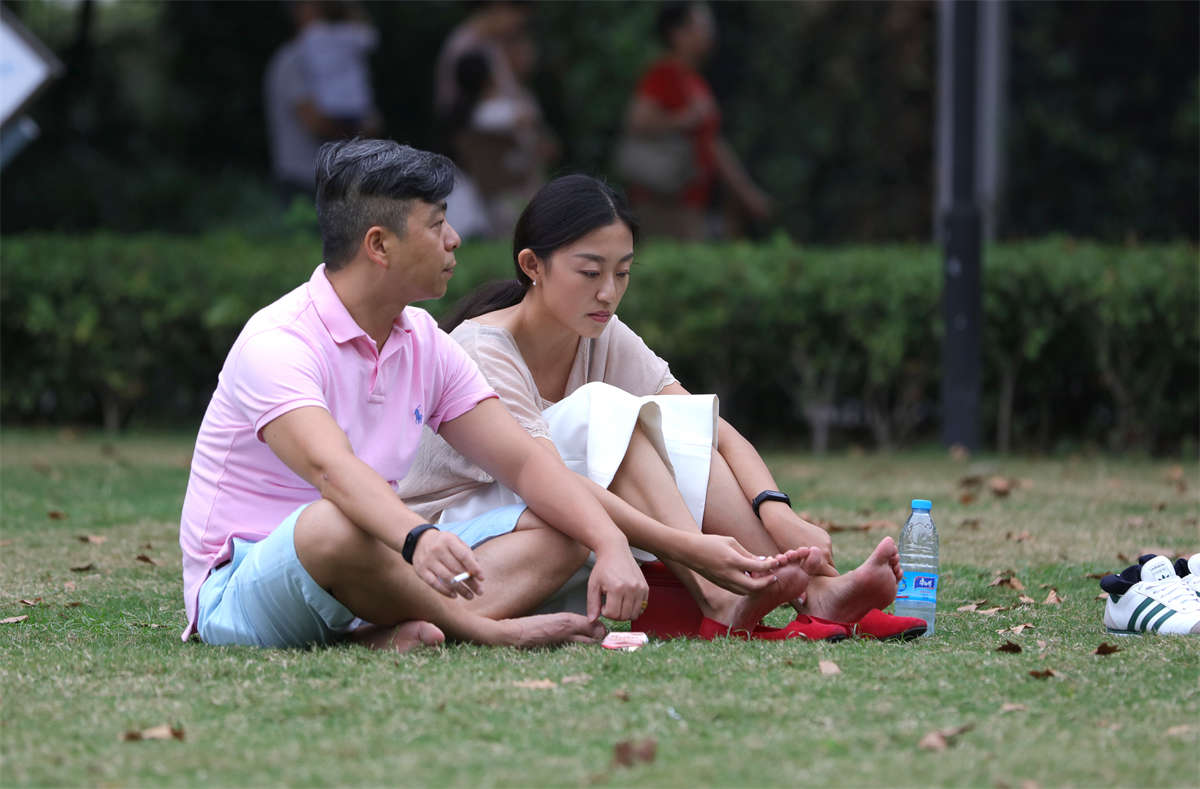 图片[2]-踏青公园街拍系列No.234 把淑女鞋踩在脚底，优雅的女人露出了光洁的足底-日更街拍