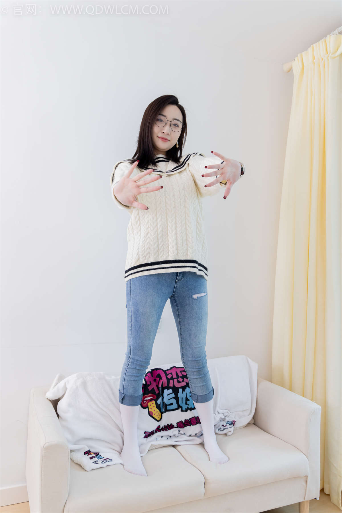 物恋传媒 NO.2302 恬恬-长靴、厚白丝、裤里丝、瑜伽动作老头乐挠脚剧情-日更街拍