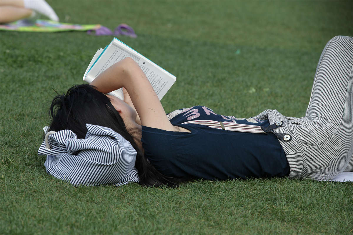 图片[2]-踏青公园街拍系列No.555 秀美丝足在阳光下无所遁形-日更街拍