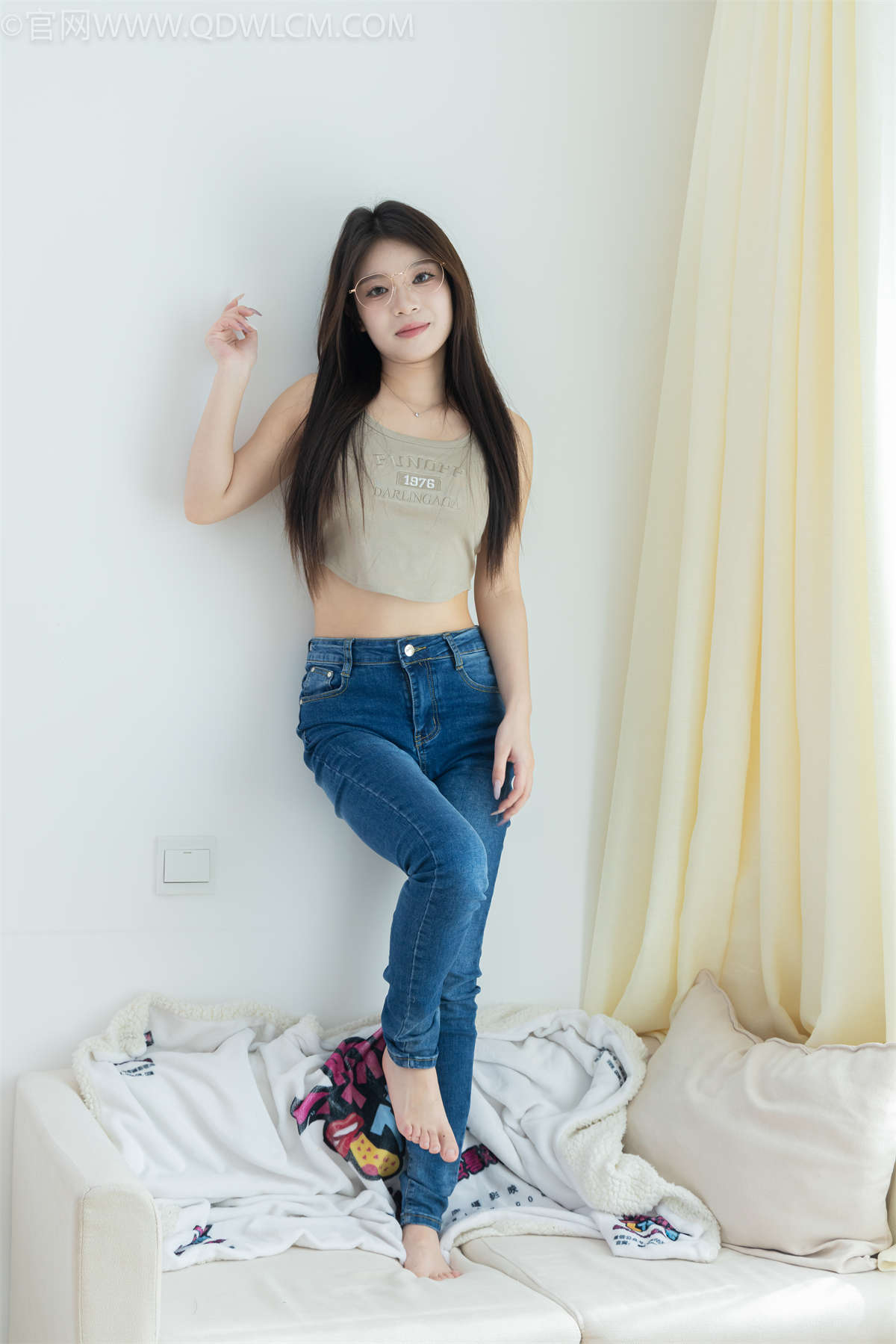 物恋传媒 NO.2303 闪闪-帆布鞋、短黑丝（脚尖加固款）、自然穿着白棉袜、裸足-日更街拍