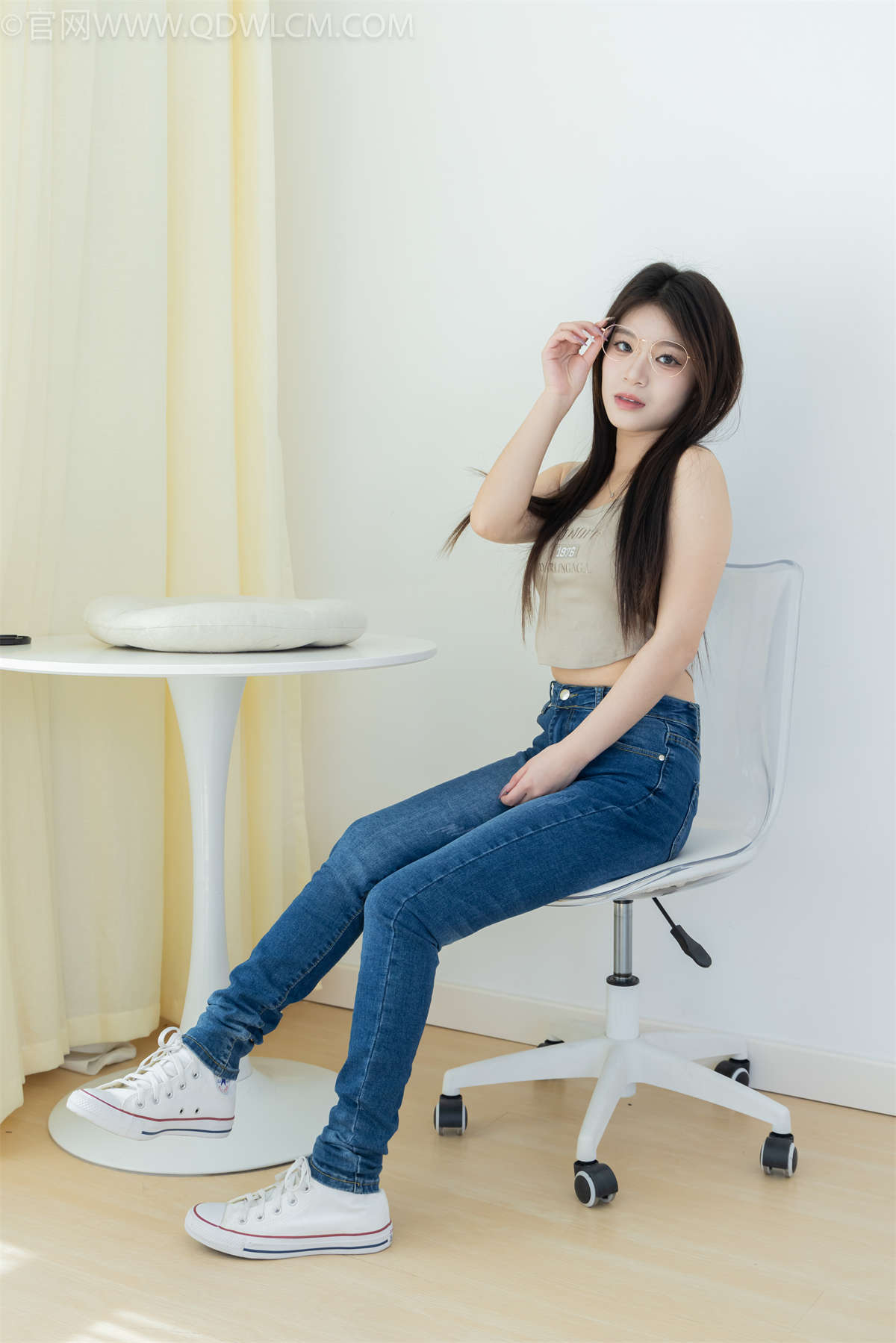 图片[2]-物恋传媒 NO.2303 闪闪-帆布鞋、短黑丝（脚尖加固款）、自然穿着白棉袜、裸足-日更街拍