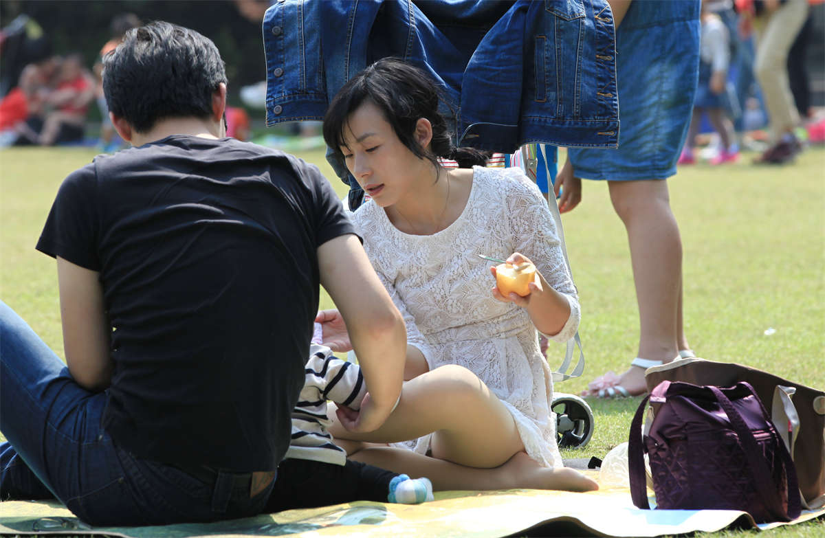 踏青公园街拍系列No.236 白肤美肌迷人少妇的超赞长丝足-日更街拍