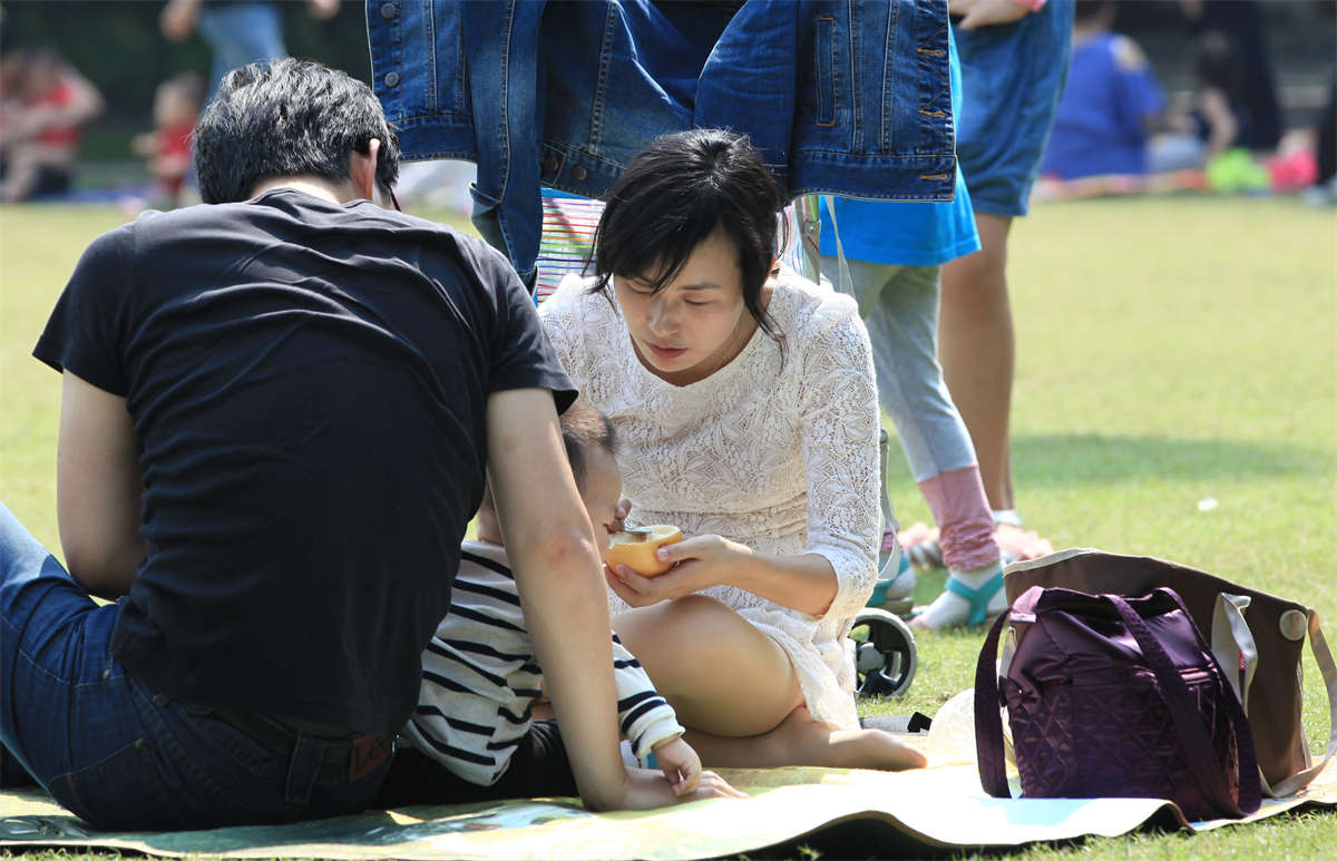 图片[2]-踏青公园街拍系列No.236 白肤美肌迷人少妇的超赞长丝足-日更街拍