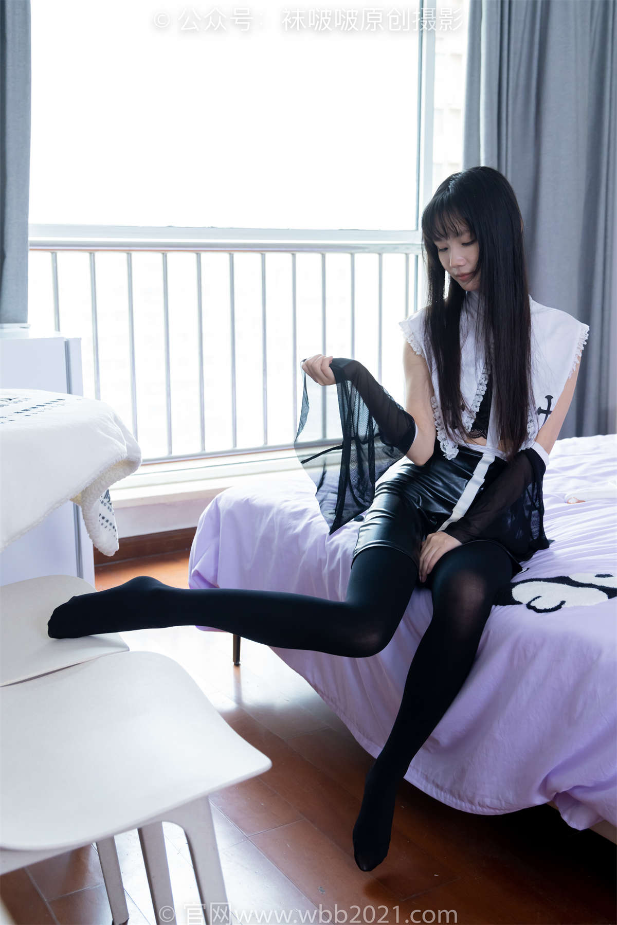 袜啵啵 No.477 甜甜圈-高跟鞋、高跟凉鞋、厚黑丝、白丝（脚尖加固款）、裸足、穿鞋和丝袜踩小汽车小人军团巨大娘剧情 剧情版-日更街拍