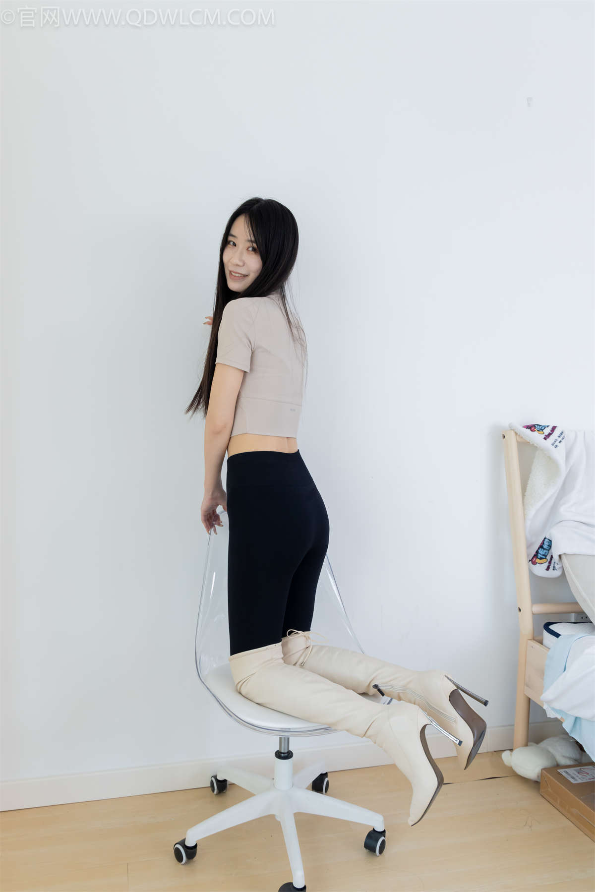 物恋传媒 NO.2305 菜菜-高跟长靴、短白棉袜、裸足-日更街拍