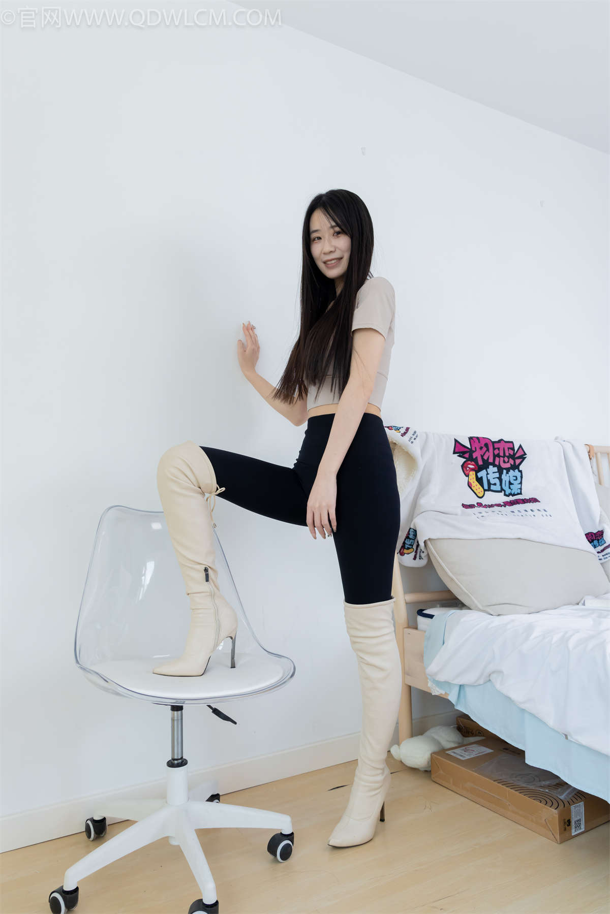 图片[2]-物恋传媒 NO.2305 菜菜-高跟长靴、短白棉袜、裸足-日更街拍