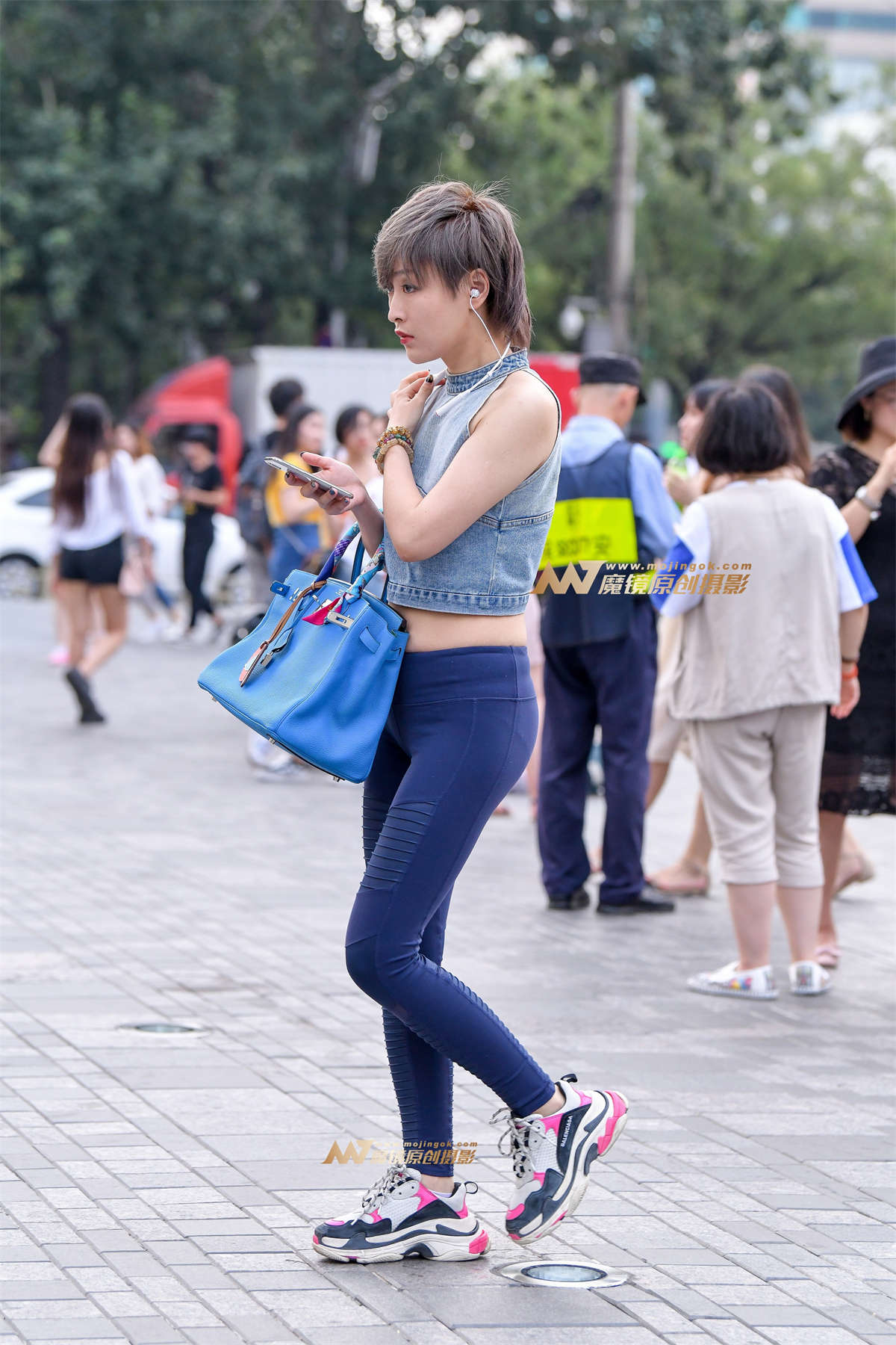 【久久赛帖】蓝色瑜伽裤短发美女-日更街拍