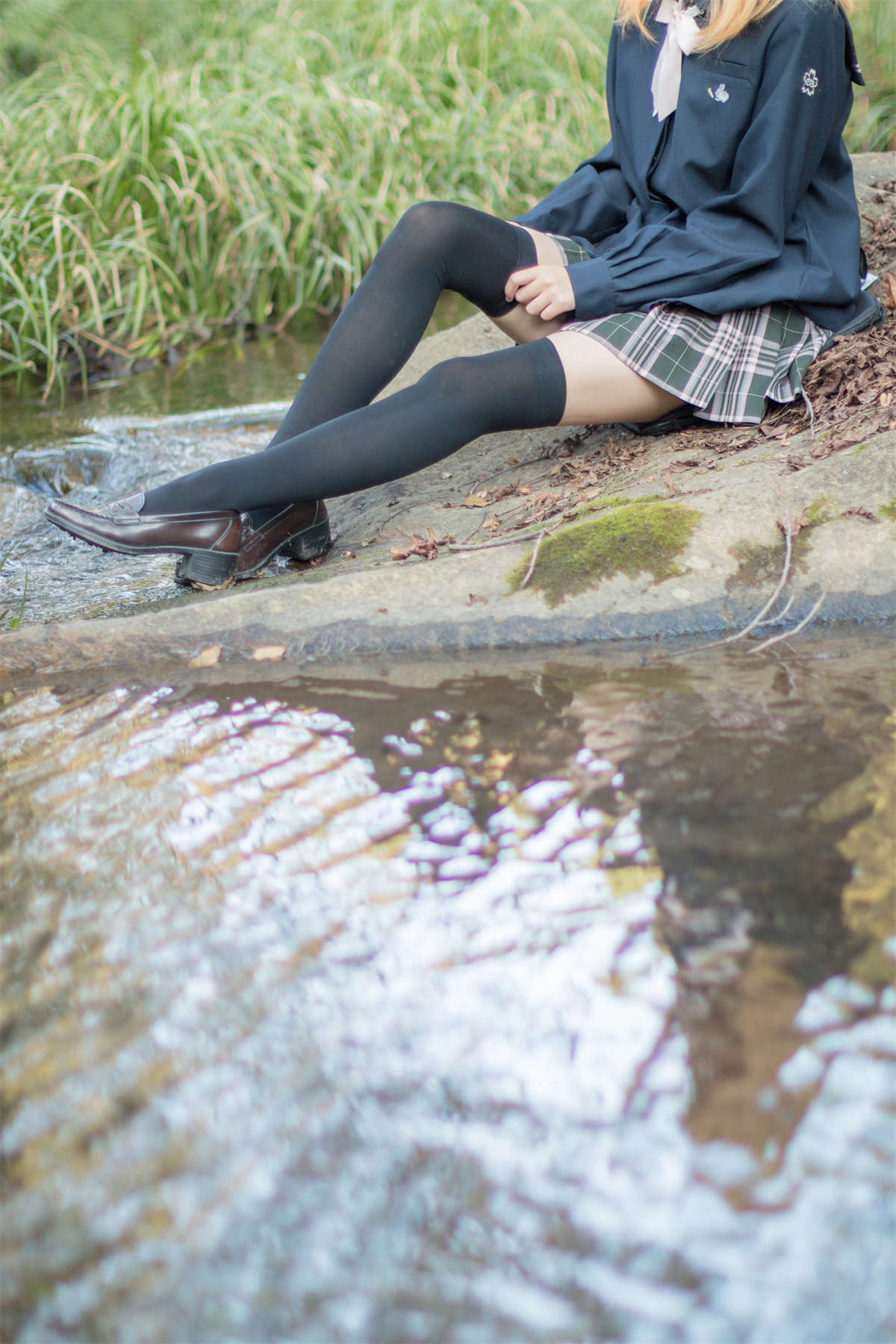 图片[2]-轻兰映画 VOL.002 户外黑丝&白丝-日更街拍