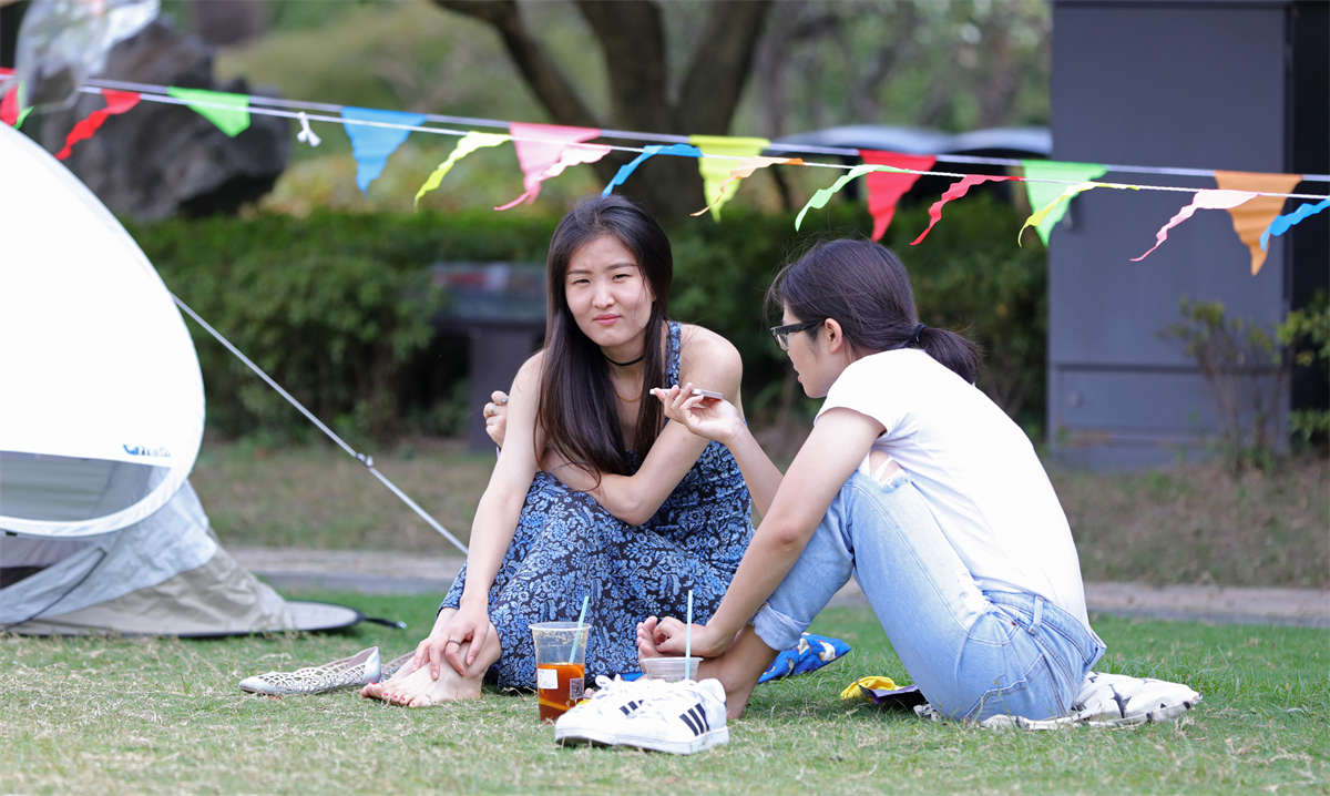 踏青公园街拍系列No.237 不用怀疑，以多年眼力鉴定出此为同一美少女-日更街拍