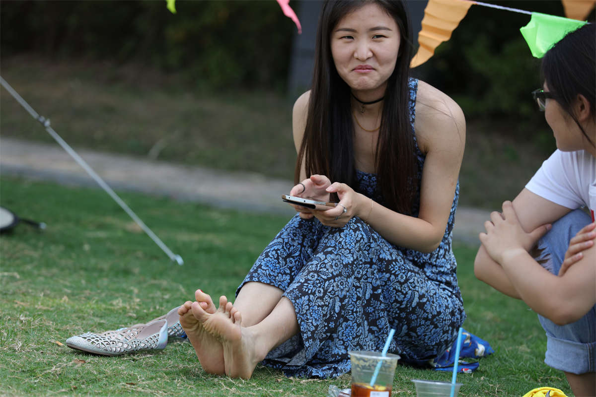 图片[2]-踏青公园街拍系列No.237 不用怀疑，以多年眼力鉴定出此为同一美少女-日更街拍